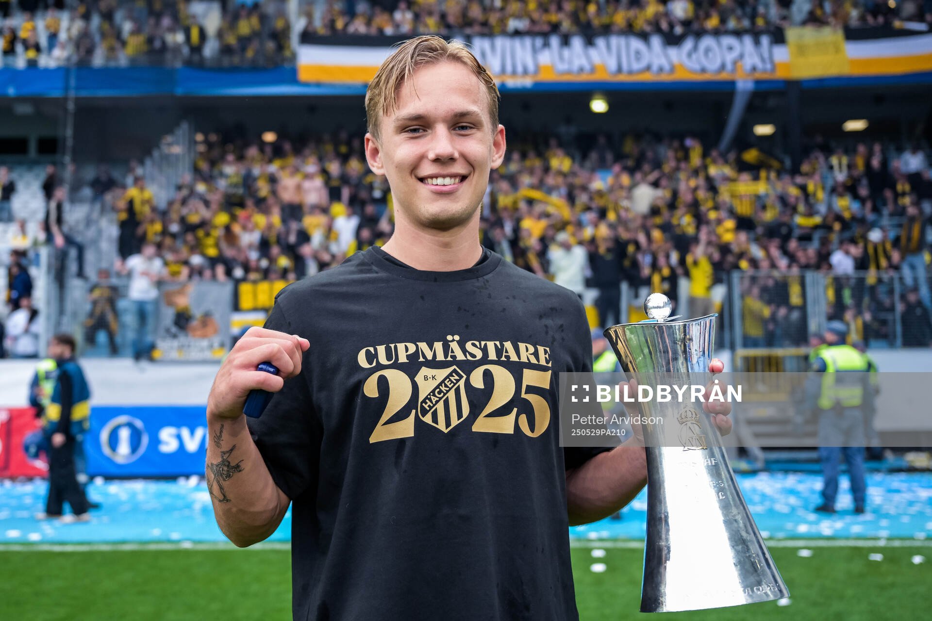 Häckens Pontus Dahbo jublar med Gustaf VI Adolfs pokal efter finalen i Svenska Cupen mellan Malmö FF och Häcken den 29 maj 2025 i Malmö.