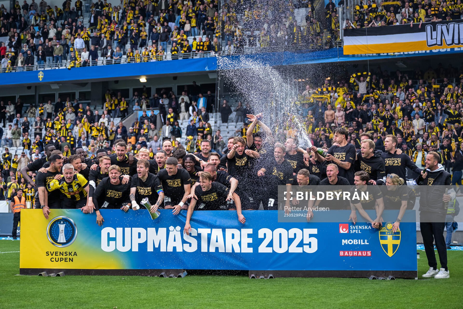 Häckens spelare jublar med Gustaf VI Adolfs pokal efter finalen i Svenska Cupen mellan Malmö FF och Häcken den 29 maj 2025 i Malmö.