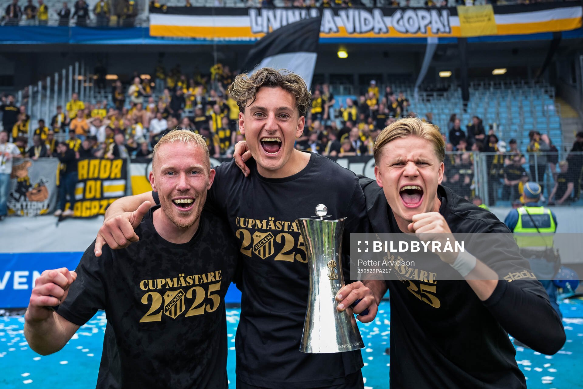 Häckens Mikkel Rygaard Jensen, Silas Andersen och Ben Engdahl jublar med Gustaf VI Adolfs pokal efter finalen i Svenska Cupen mellan Malmö FF och Häcken den 29 maj 2025 i Malmö.