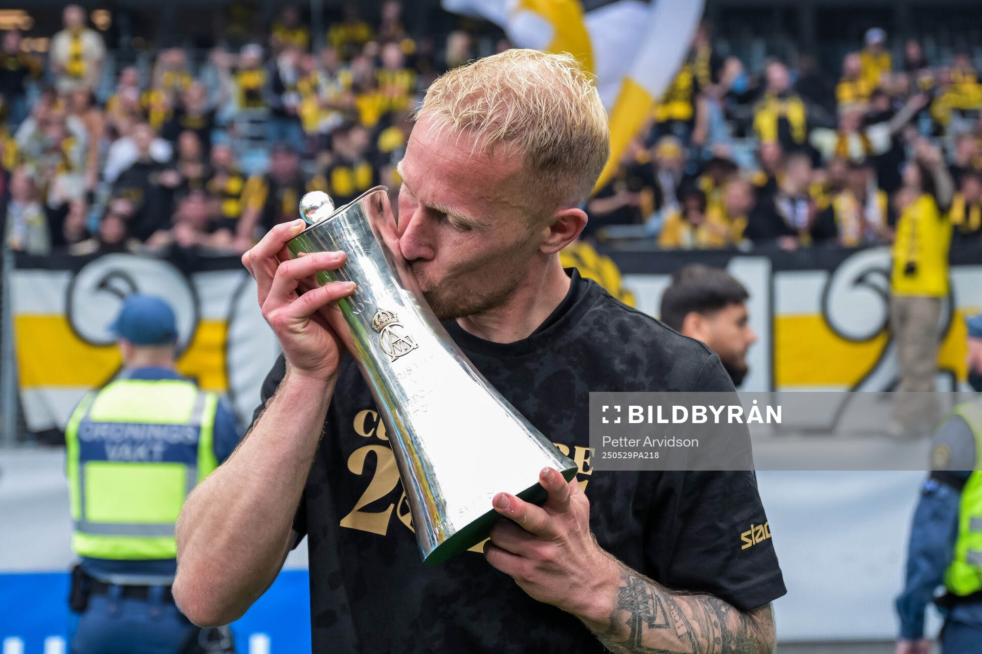 Häckens Mikkel Rygaard Jensen jublar med Gustaf VI Adolfs pokal efter finalen i Svenska Cupen mellan Malmö FF och Häcken den 29 maj 2025 i Malmö.