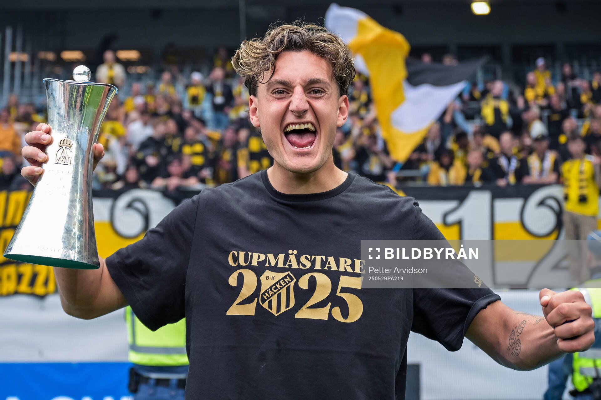Häckens Silas Andersen jublar med Gustaf VI Adolfs pokal efter finalen i Svenska Cupen mellan Malmö FF och Häcken den 29 maj 2025 i Malmö.