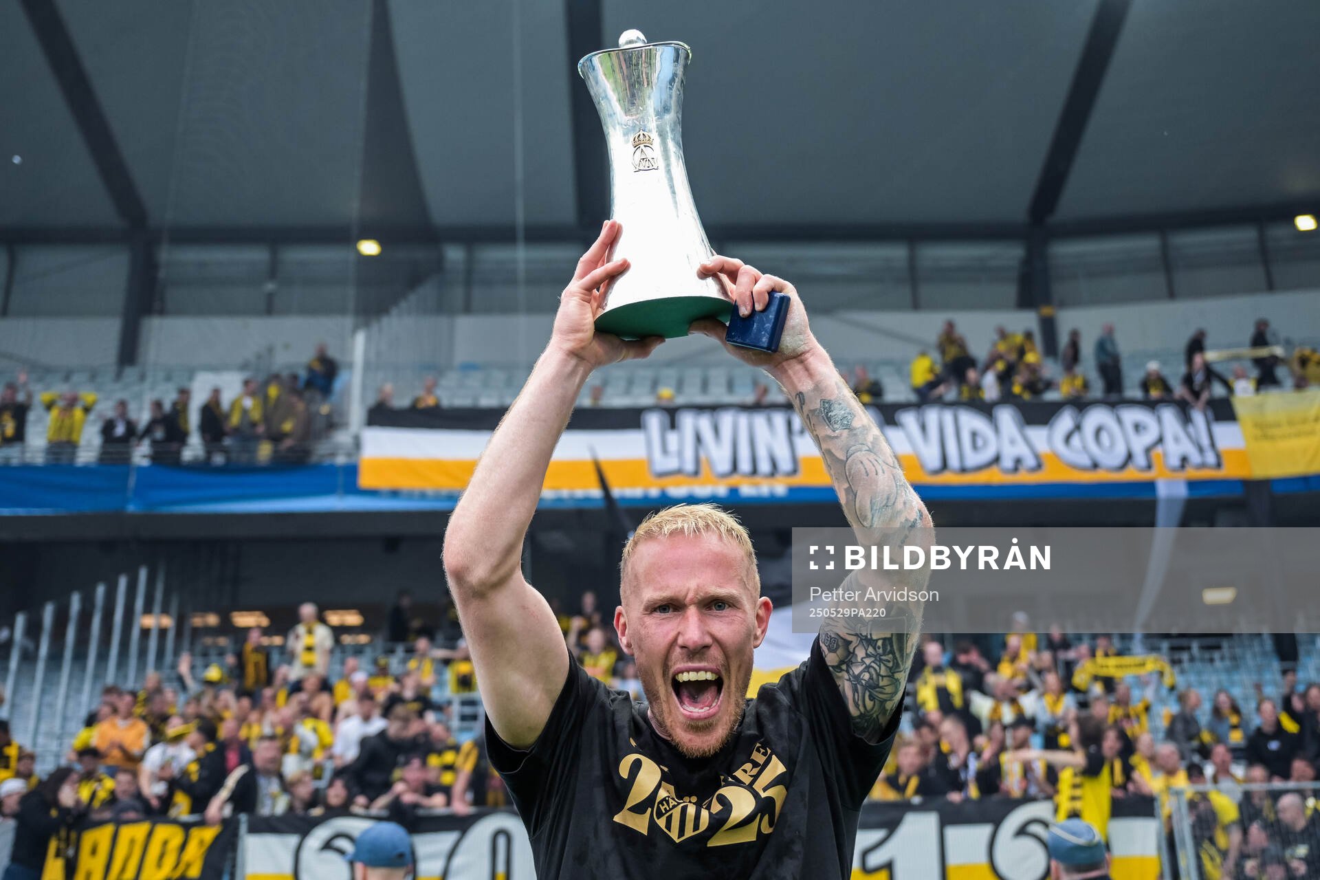 Häckens Mikkel Rygaard Jensen jublar med Gustaf VI Adolfs pokal efter finalen i Svenska Cupen mellan Malmö FF och Häcken den 29 maj 2025 i Malmö.