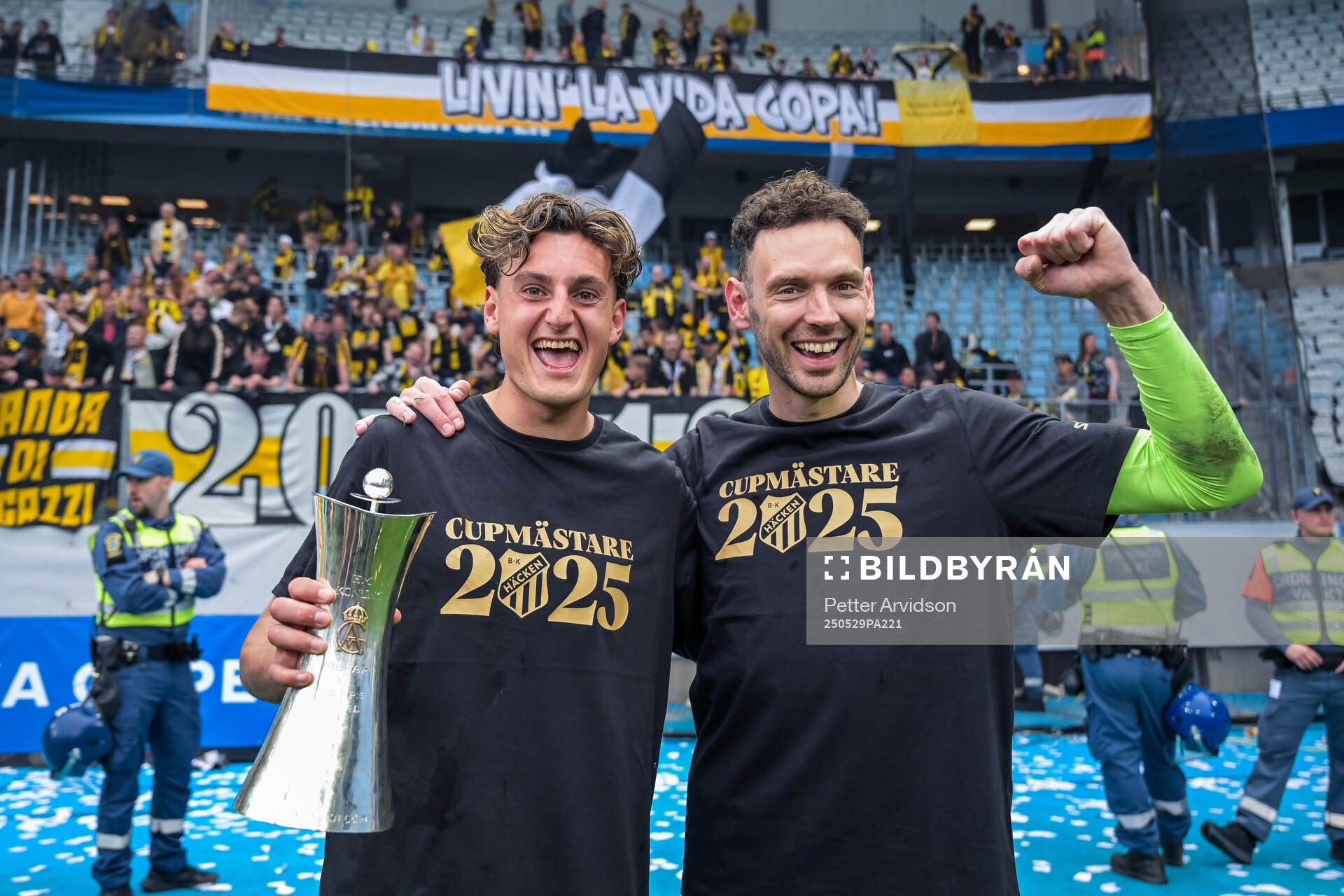 Häckens Silas Andersen och målvakt Etrit Berisha jublar med Gustaf VI Adolfs pokal efter finalen i Svenska Cupen mellan Malmö FF och Häcken den 29 maj 2025 i Malmö.