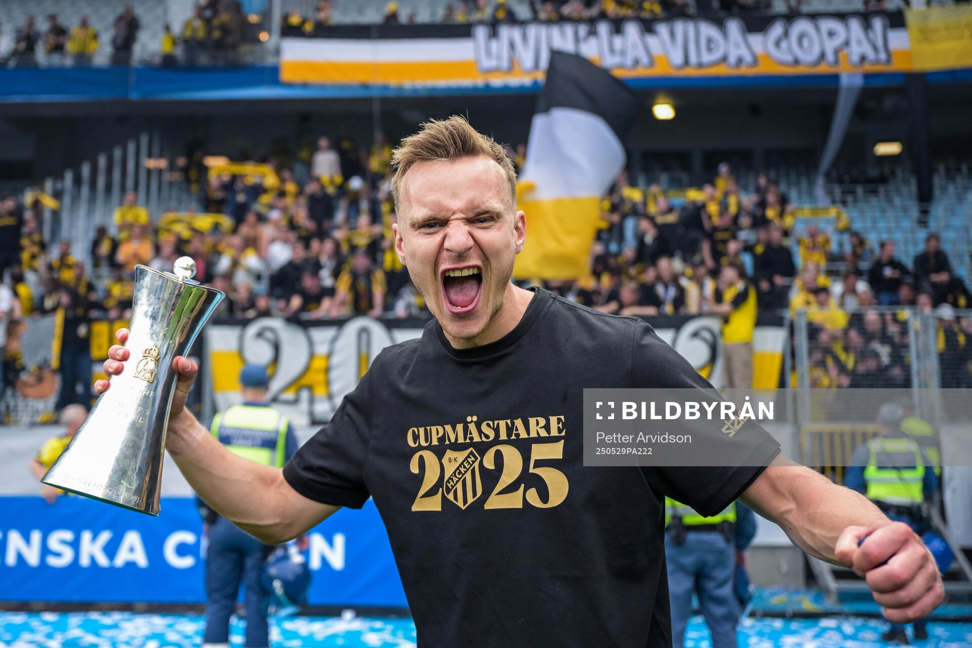 Häckens Marius Lode jublar med Gustaf VI Adolfs pokal efter finalen i Svenska Cupen mellan Malmö FF och Häcken den 29 maj 2025 i Malmö.