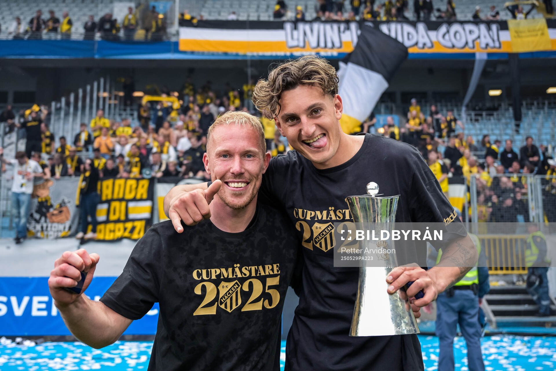 Häckens Mikkel Rygaard Jensen och Silas Andersen jublar med Gustaf VI Adolfs pokal efter finalen i Svenska Cupen mellan Malmö FF och Häcken den 29 maj 2025 i Malmö.