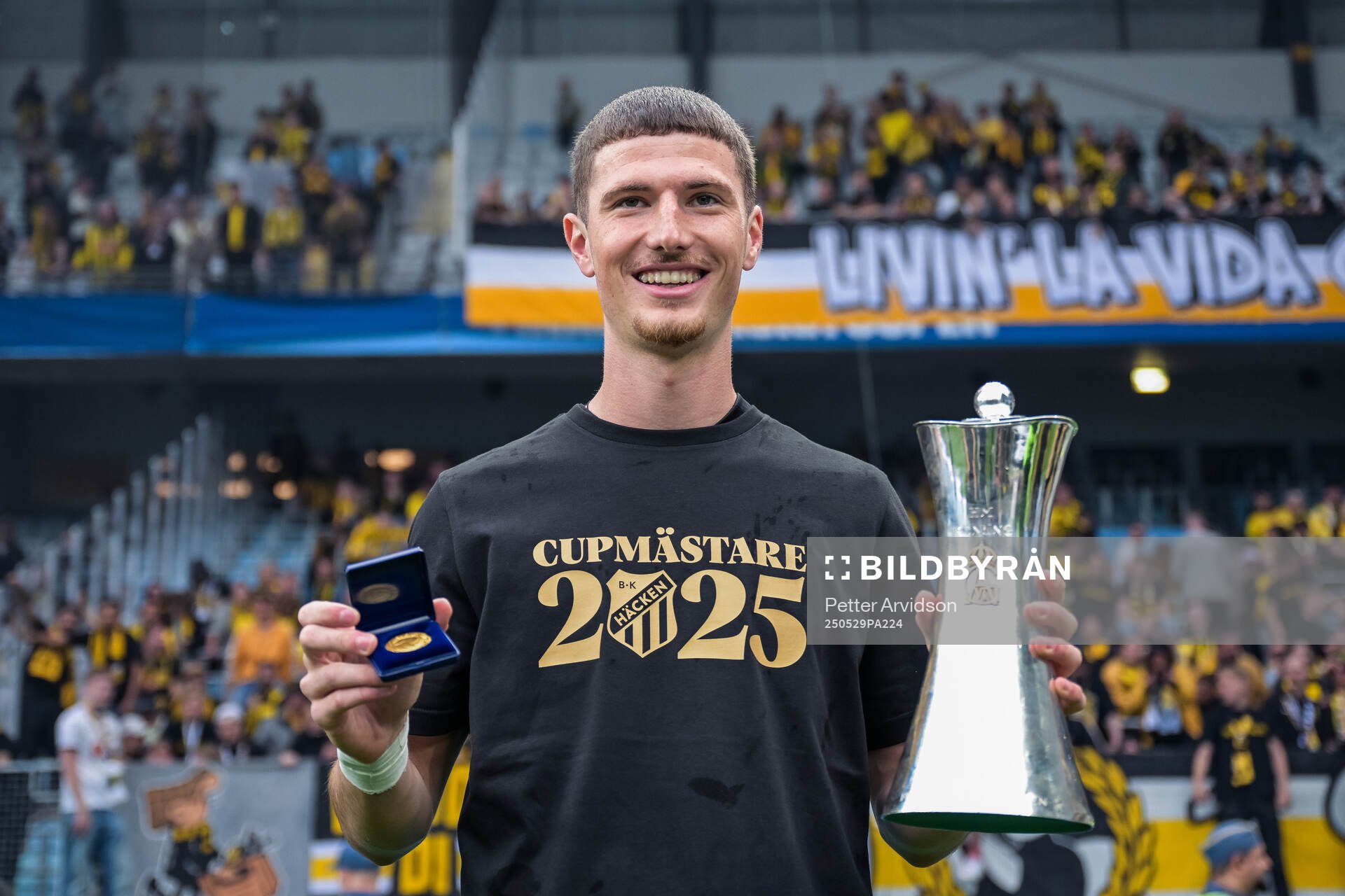 Häckens Nikola Zecevic jublar med Gustaf VI Adolfs pokal efter finalen i Svenska Cupen mellan Malmö FF och Häcken den 29 maj 2025 i Malmö.