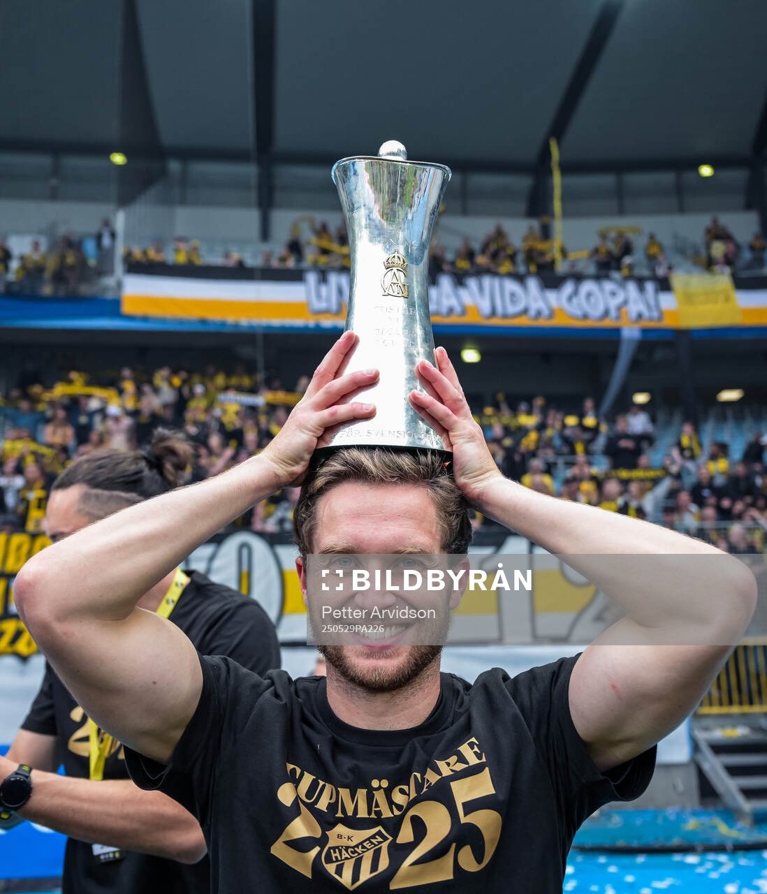 Häckens Adam Lundkvist jublar med Gustaf VI Adolfs pokal efter finalen i Svenska Cupen mellan Malmö FF och Häcken den 29 maj 2025 i Malmö.