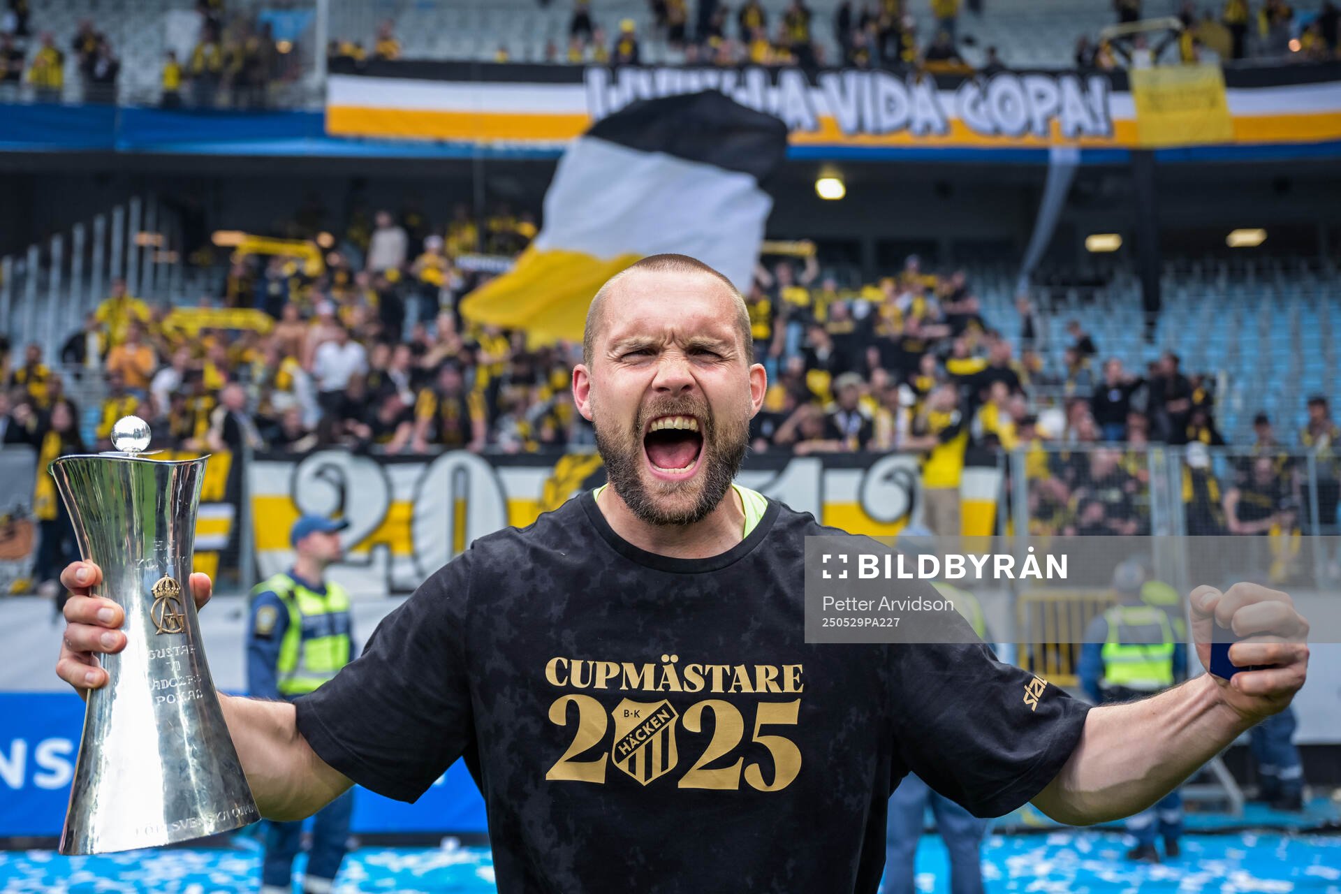 Häckens målvakt Oscar Jansson jublar med Gustaf VI Adolfs pokal efter finalen i Svenska Cupen mellan Malmö FF och Häcken den 29 maj 2025 i Malmö.
