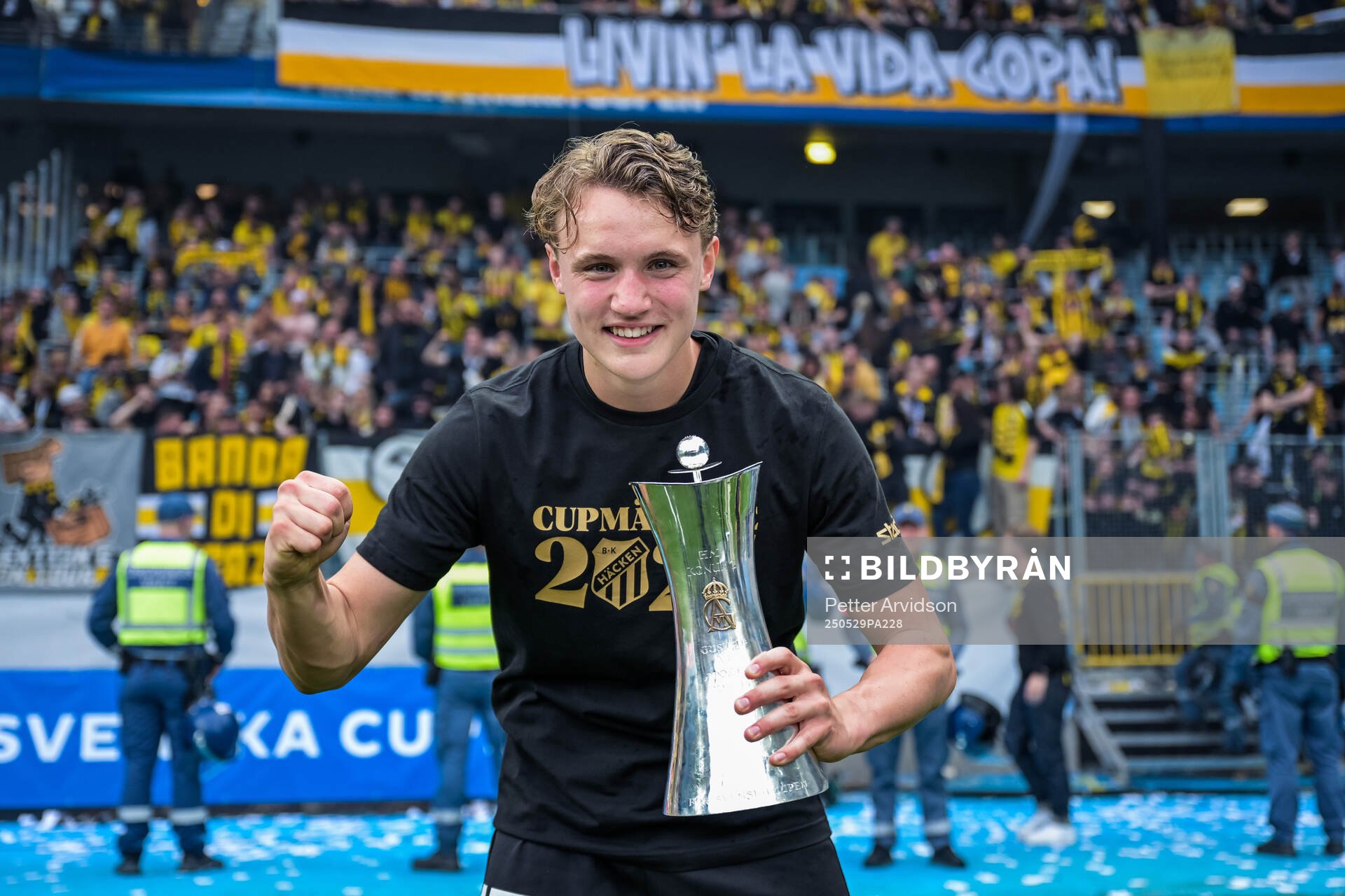 Häckens Filip Öhman jublar med Gustaf VI Adolfs pokal efter finalen i Svenska Cupen mellan Malmö FF och Häcken den 29 maj 2025 i Malmö.