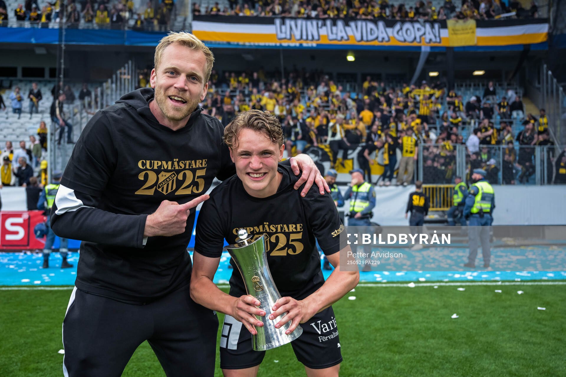 Häckens målvakt Peter Abrahamsson och Filip Öhman jublar med Gustaf VI Adolfs pokal efter finalen i Svenska Cupen mellan Malmö FF och Häcken den 29 maj 2025 i Malmö. 