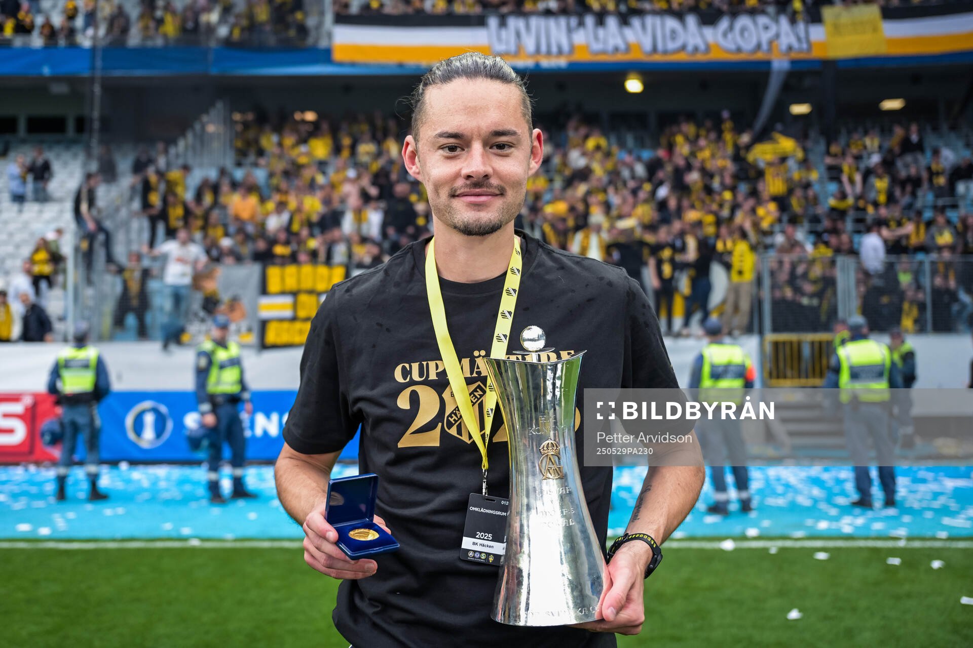 Häckens Amor Layouni jublar med Gustaf VI Adolfs pokal efter finalen i Svenska Cupen mellan Malmö FF och Häcken den 29 maj 2025 i Malmö.