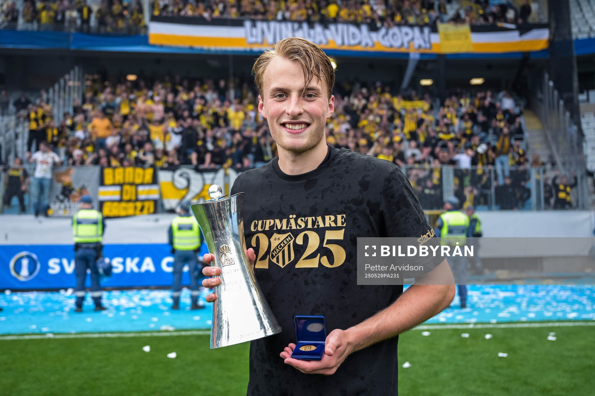Häckens Sigge Jansson jublar med Gustaf VI Adolfs pokal efter finalen i Svenska Cupen mellan Malmö FF och Häcken den 29 maj 2025 i Malmö.