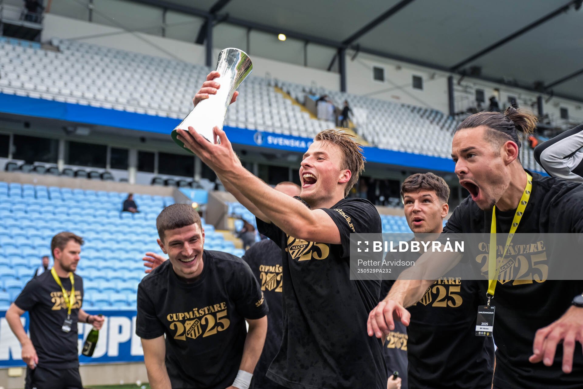Häckens Sigge Jansson jublar med Gustaf VI Adolfs pokal