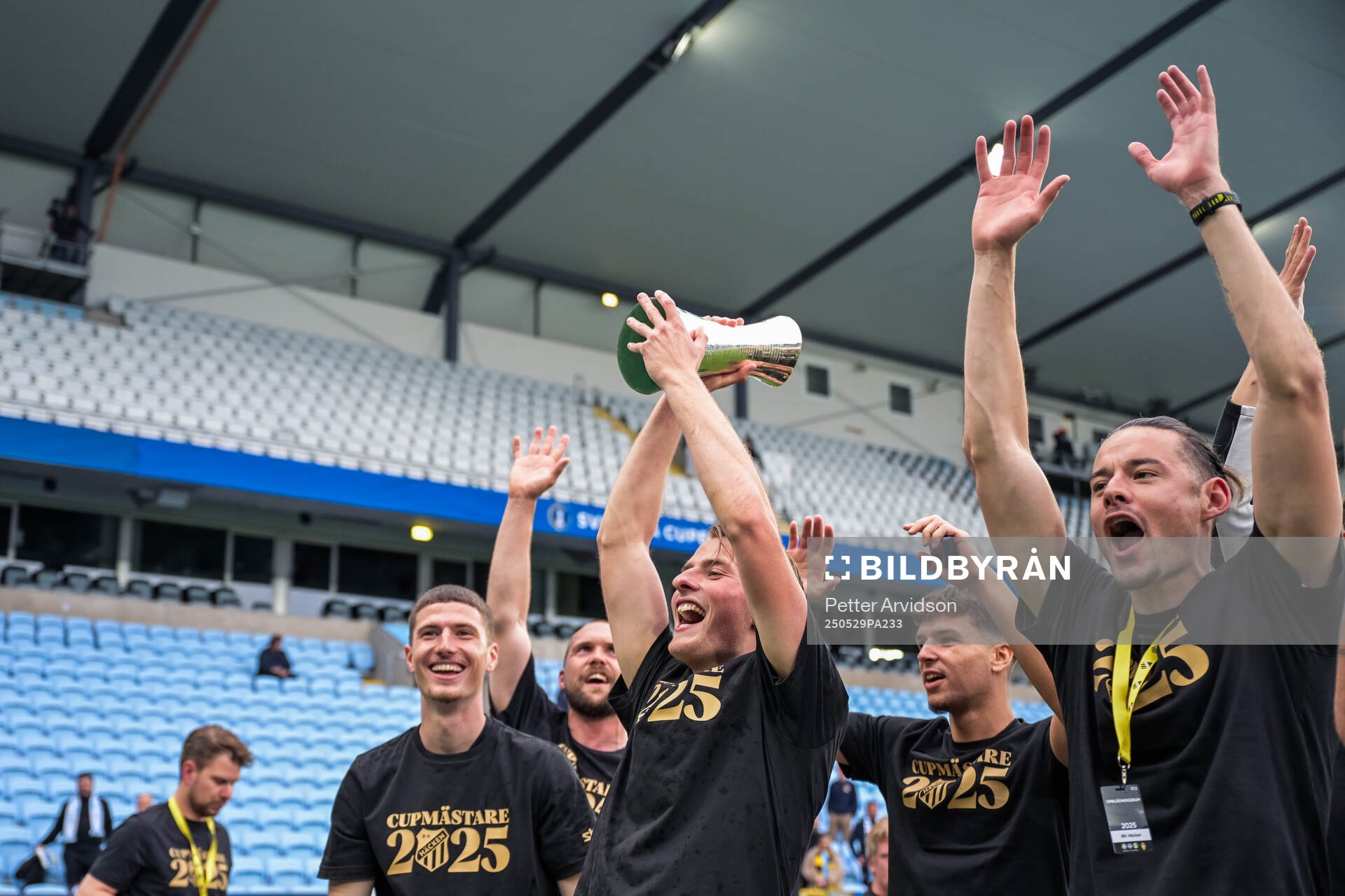 Häckens Sigge Jansson jublar med Gustaf VI Adolfs pokal efter finalen i Svenska Cupen mellan Malmö FF och Häcken den 29 maj 2025 i Malmö.