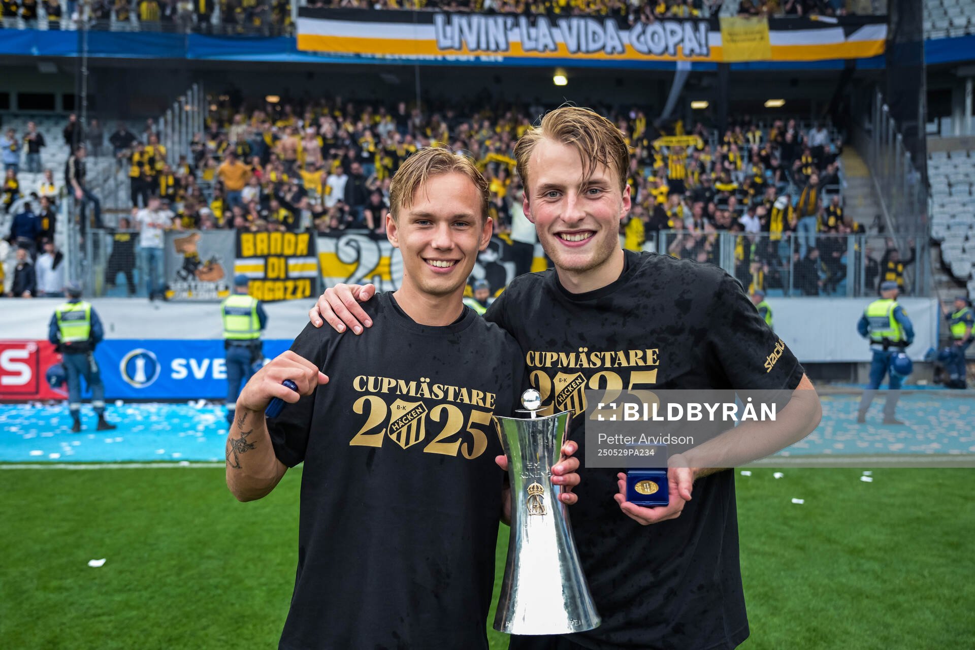 Häckens Pontus Dahbo och Sigge Jansson jublar med Gustaf VI Adolfs pokal efter finalen i Svenska Cupen mellan Malmö FF och Häcken den 29 maj 2025 i Malmö.