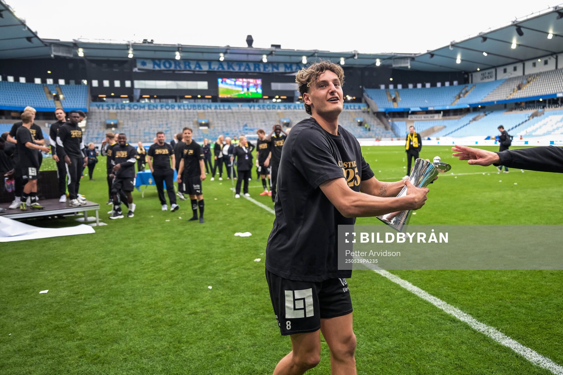 Häckens Silas Andersen jublar med Gustaf VI Adolfs pokal efter finalen i Svenska Cupen mellan Malmö FF och Häcken den 29 maj 2025 i Malmö.