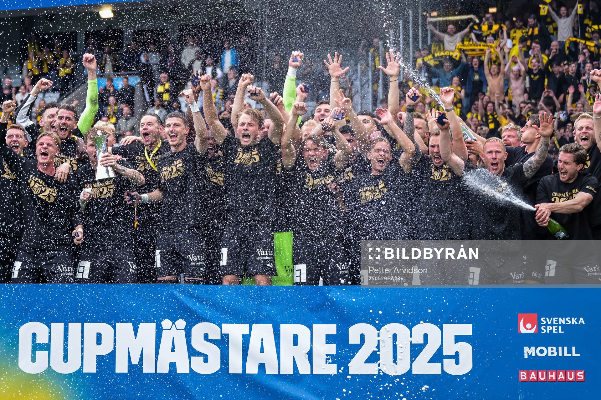 Häckens spelare jublar med Gustaf VI Adolfs pokal efter finalen i Svenska Cupen mellan Malmö FF och Häcken den 29 maj 2025 i Malmö.