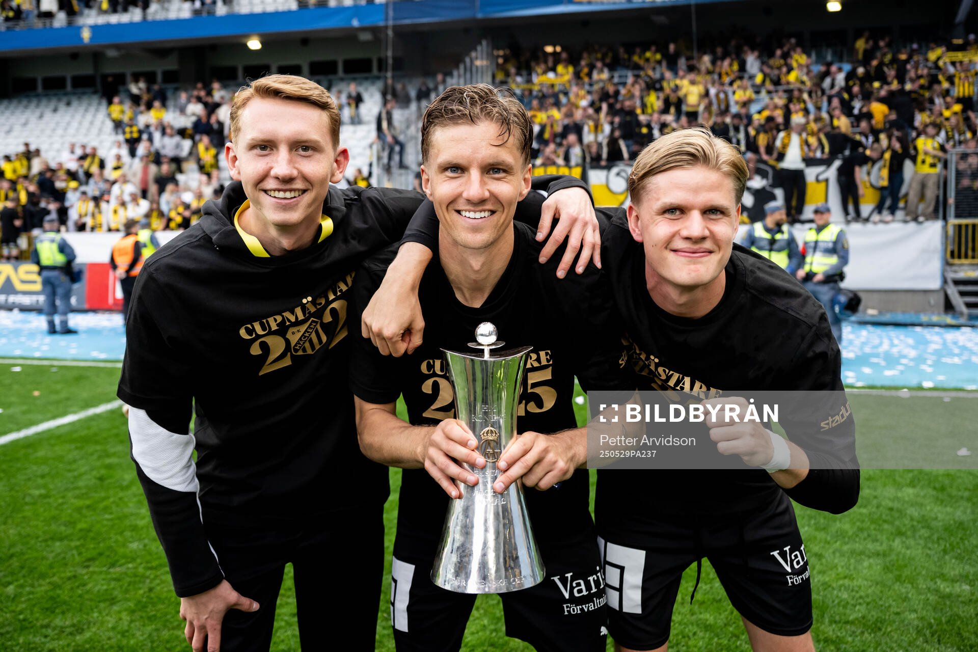Häckens Julius Lindberg, Samuel Leach Holm och Ben Engdahl jublar med pokalen efter finalen i Svenska Cupen mellan Malmö FF och Häcken den 29 maj 2025 i Malmö.