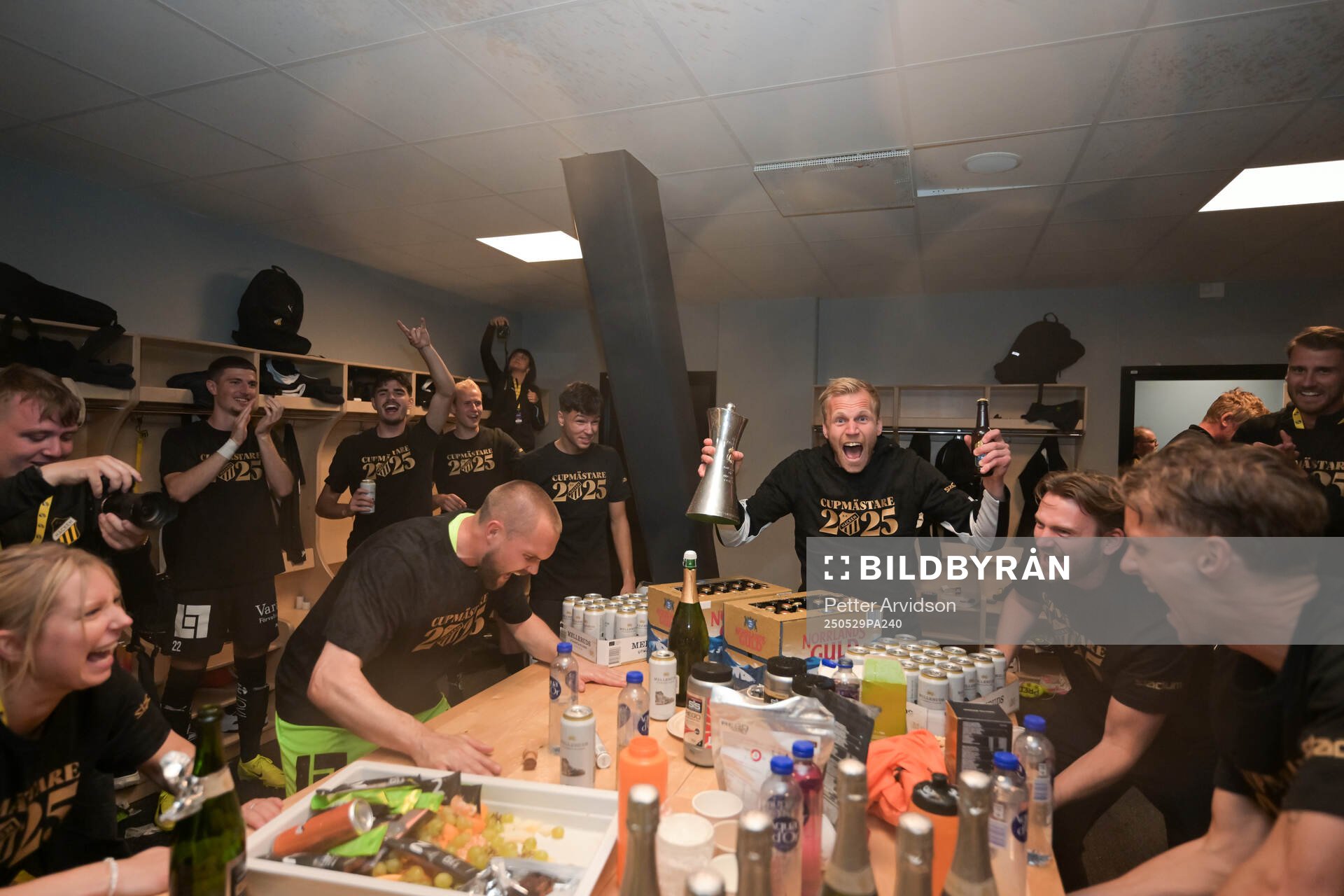 Häckens målvakt Peter Abrahamsson jublar i omklädningsrummet efter finalen i Svenska Cupen mellan Malmö FF och Häcken den 29 maj 2025 i Malmö.