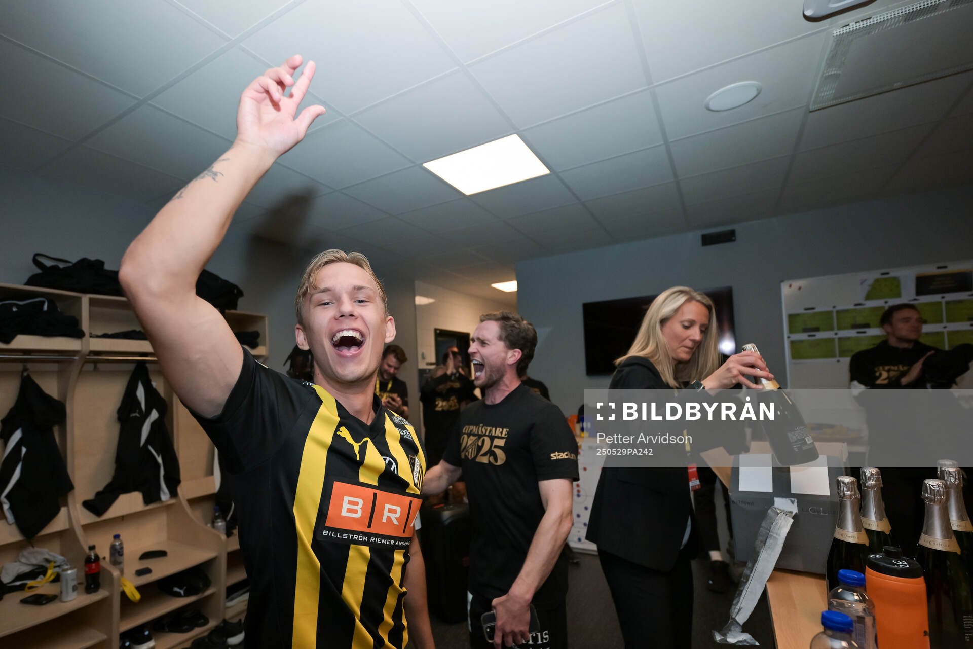 Häckens Pontus Dahbo jublar i omklädningsrummet efter finalen i Svenska Cupen mellan Malmö FF och Häcken den 29 maj 2025 i Malmö.