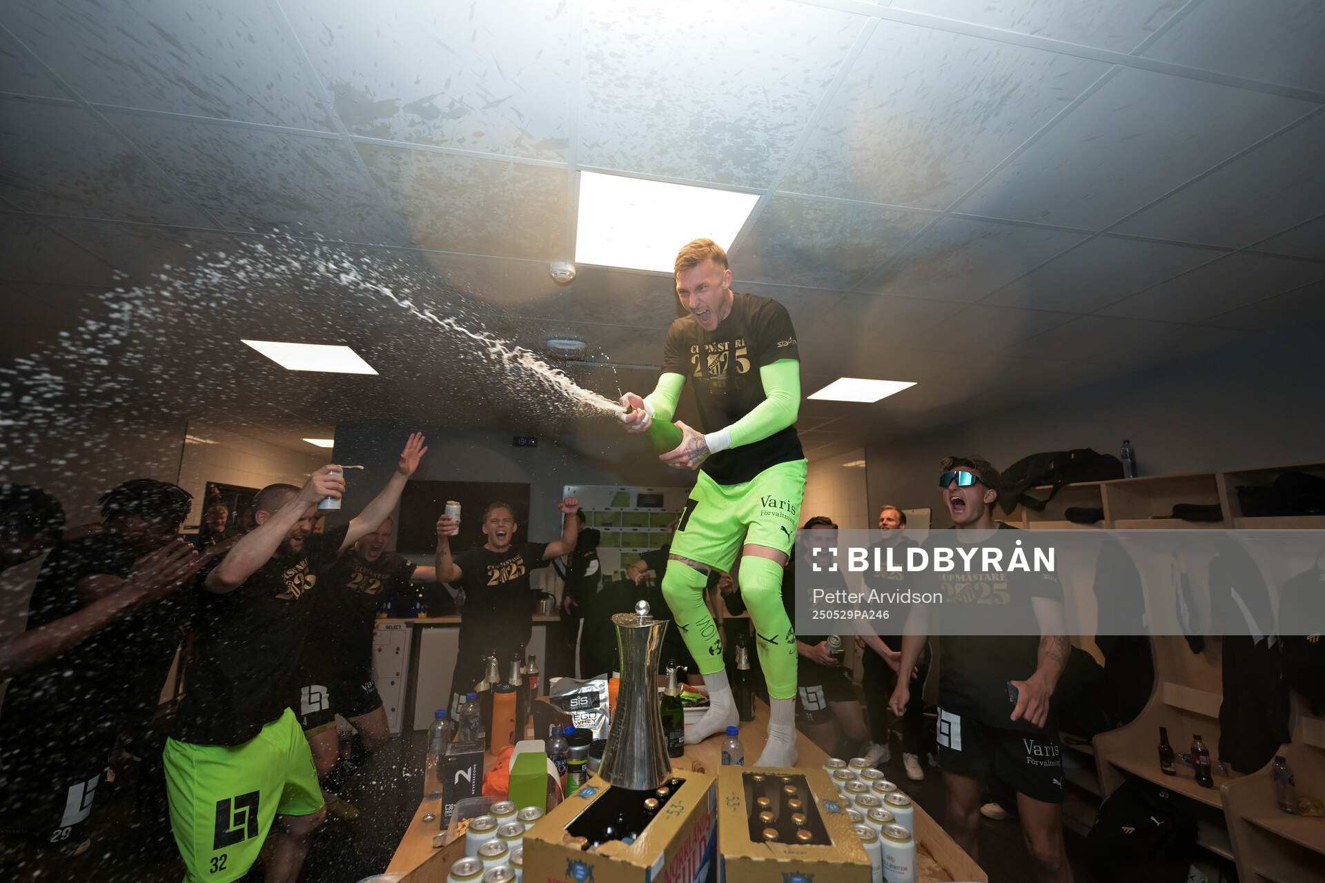 Häckens målvakt Andreas Linde jublar i omklädningsrummet efter finalen i Svenska Cupen mellan Malmö FF och Häcken den 29 maj 2025 i Malmö.