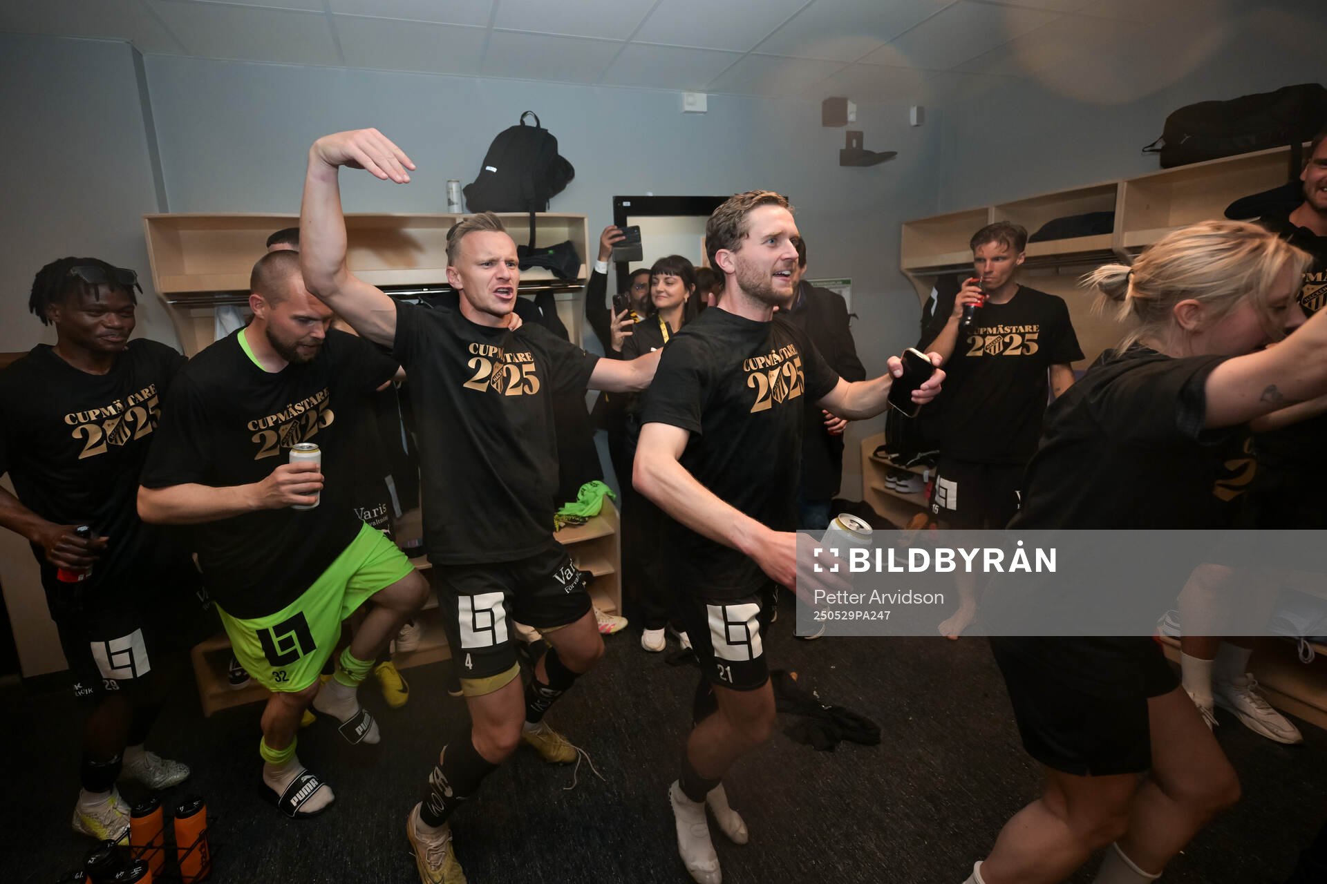Häckens Marius Lode och Adam Lundkvist jublar i omklädningsrummet efter finalen i Svenska Cupen mellan Malmö FF och Häcken den 29 maj 2025 i Malmö.