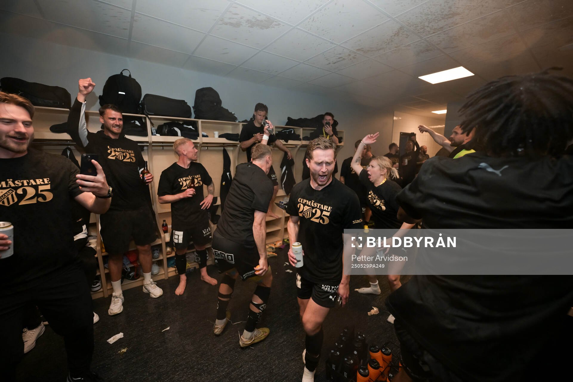 Häckens Adam Lundkvist jublar i omklädningsrummet efter finalen i Svenska Cupen mellan Malmö FF och Häcken den 29 maj 2025 i Malmö.