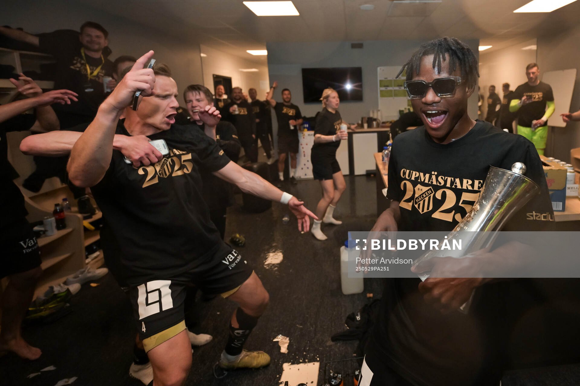 Häckens Severin Nioule jublar i omklädningsrummet efter finalen i Svenska Cupen mellan Malmö FF och Häcken den 29 maj 2025 i Malmö.