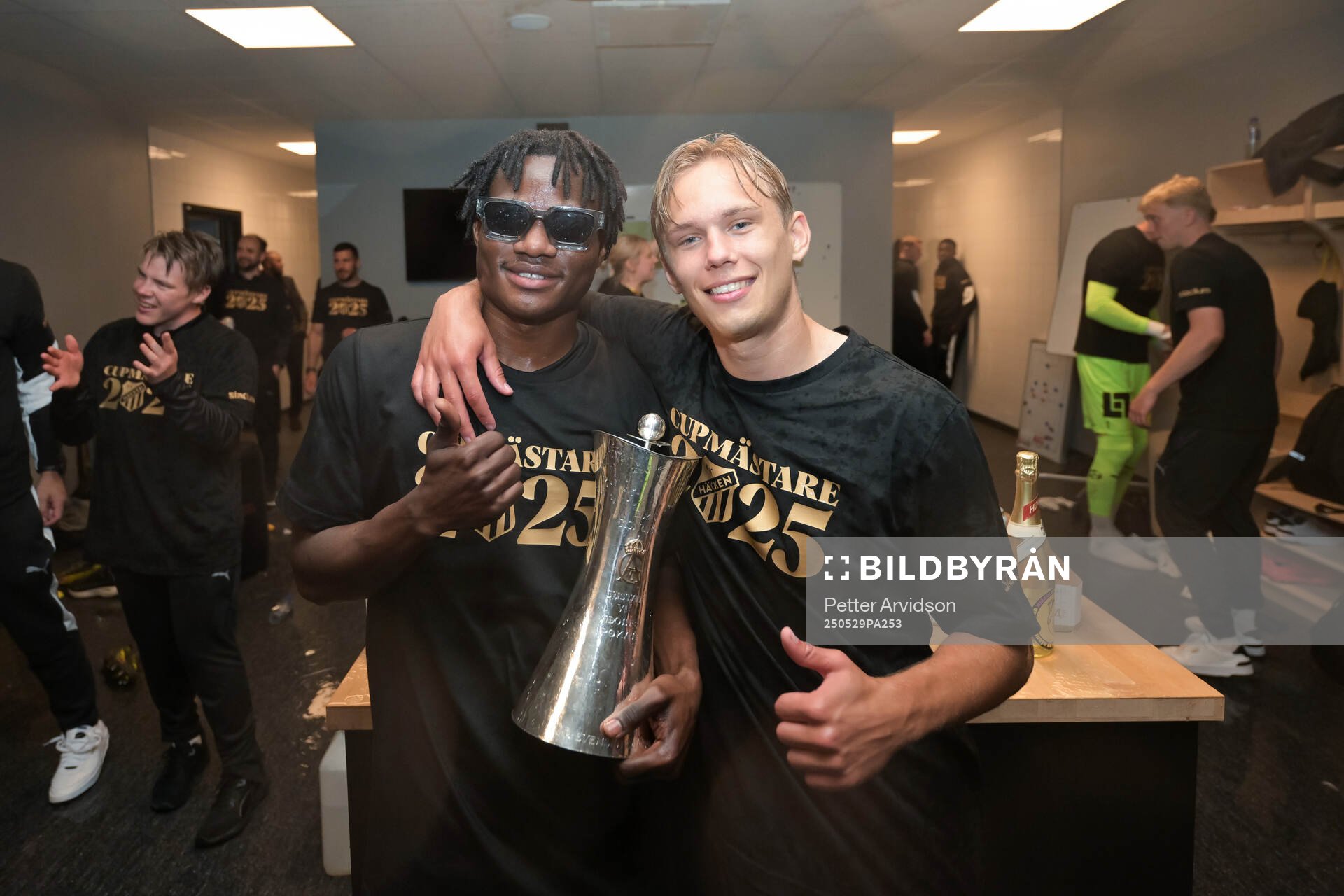 Häckens Severin Nioule och Pontus Dahbo jublar i omklädningsrummet efter finalen i Svenska Cupen mellan Malmö FF och Häcken den 29 maj 2025 i Malmö.