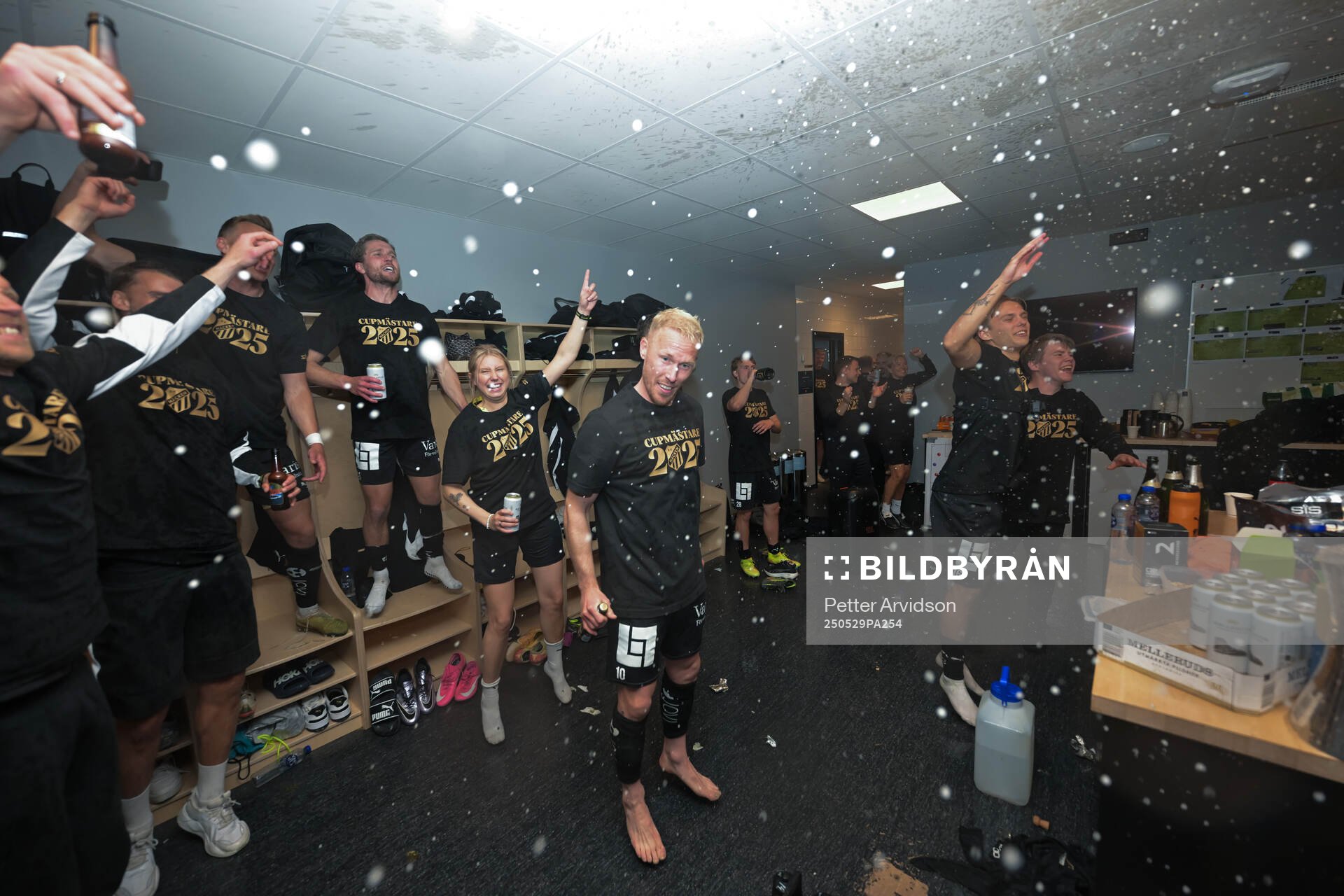 Häckens Mikkel Rygaard Jensen jublar i omklädningsrummet efter finalen i Svenska Cupen mellan Malmö FF och Häcken den 29 maj 2025 i Malmö.