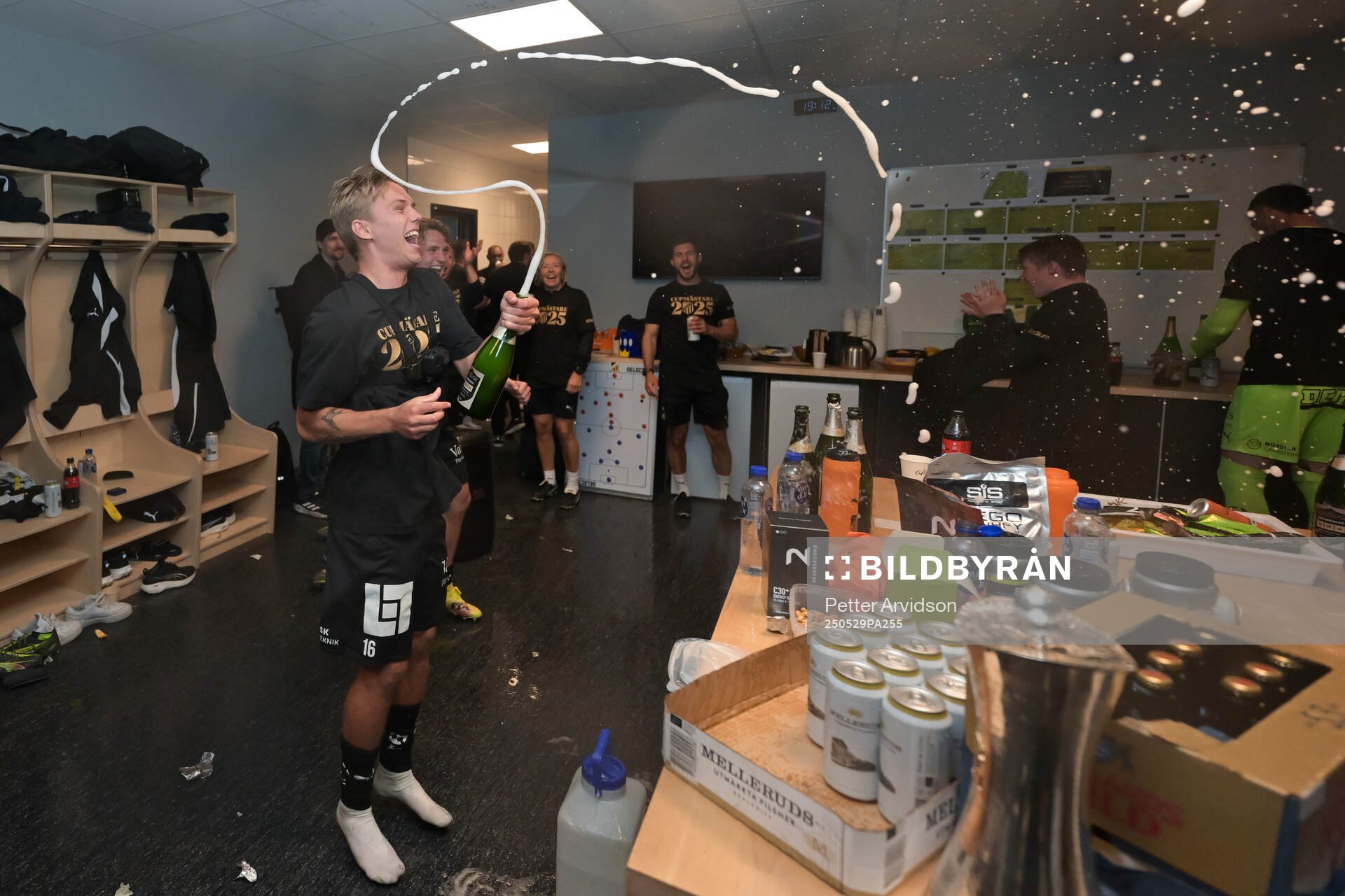 Häckens Pontus Dahbo jublar i omklädningsrummet efter finalen i Svenska Cupen mellan Malmö FF och Häcken den 29 maj 2025 i Malmö.