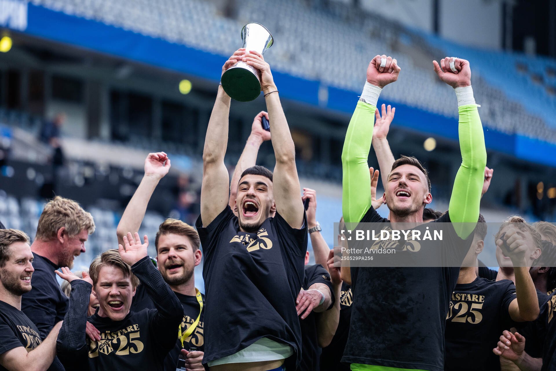 Häckens Srdjan Hrstic och målvakt Andreas Linde jublar med Gustaf VI Adolfs pokal efter finalen i Svenska Cupen mellan Malmö FF och Häcken den 29 maj 2025 i Malmö.