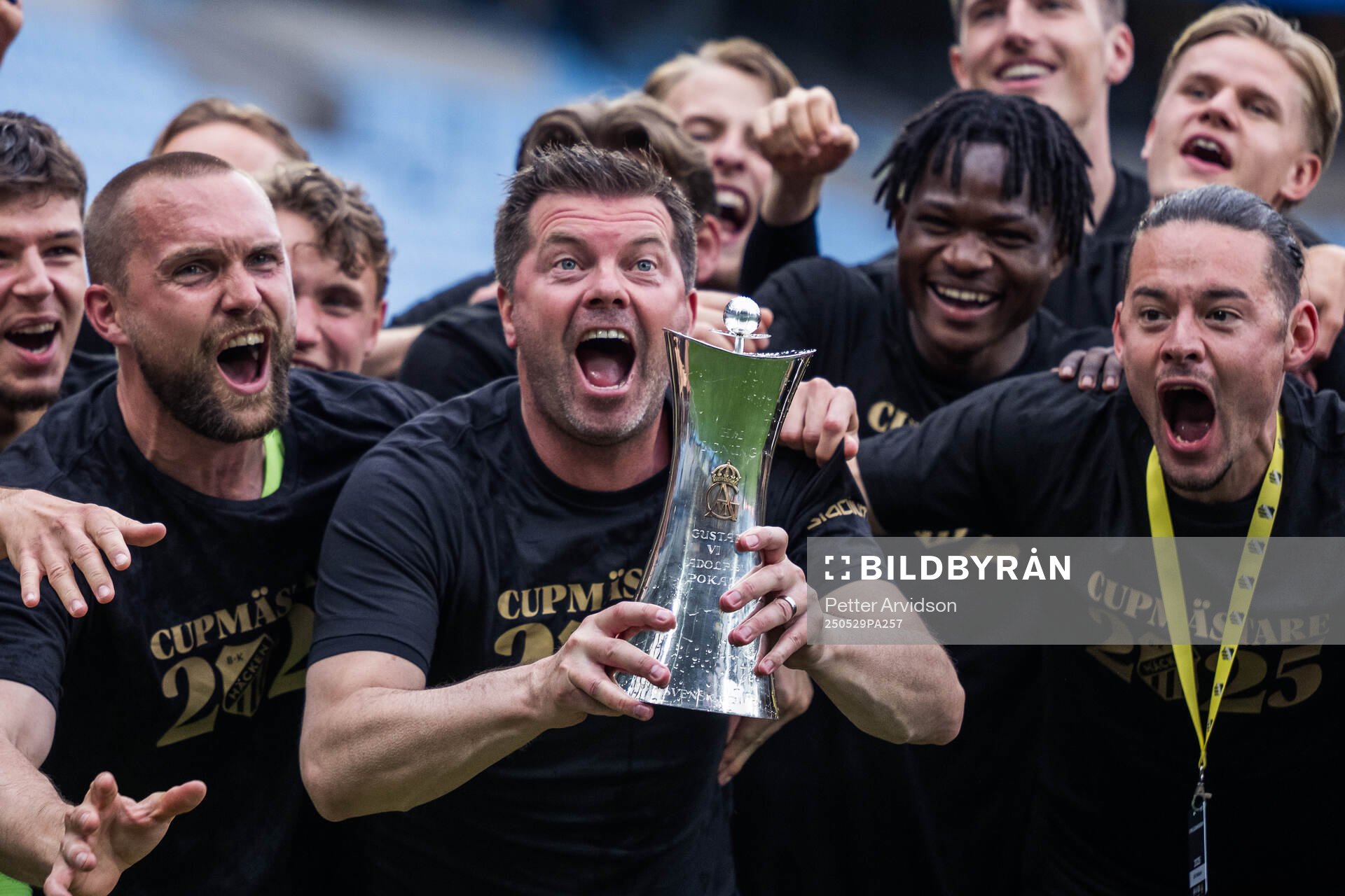 Häckens tränare Jens Gustafsson jublar med Gustaf VI Adolfs pokal efter finalen i Svenska Cupen mellan Malmö FF och Häcken den 29 maj 2025 i Malmö.