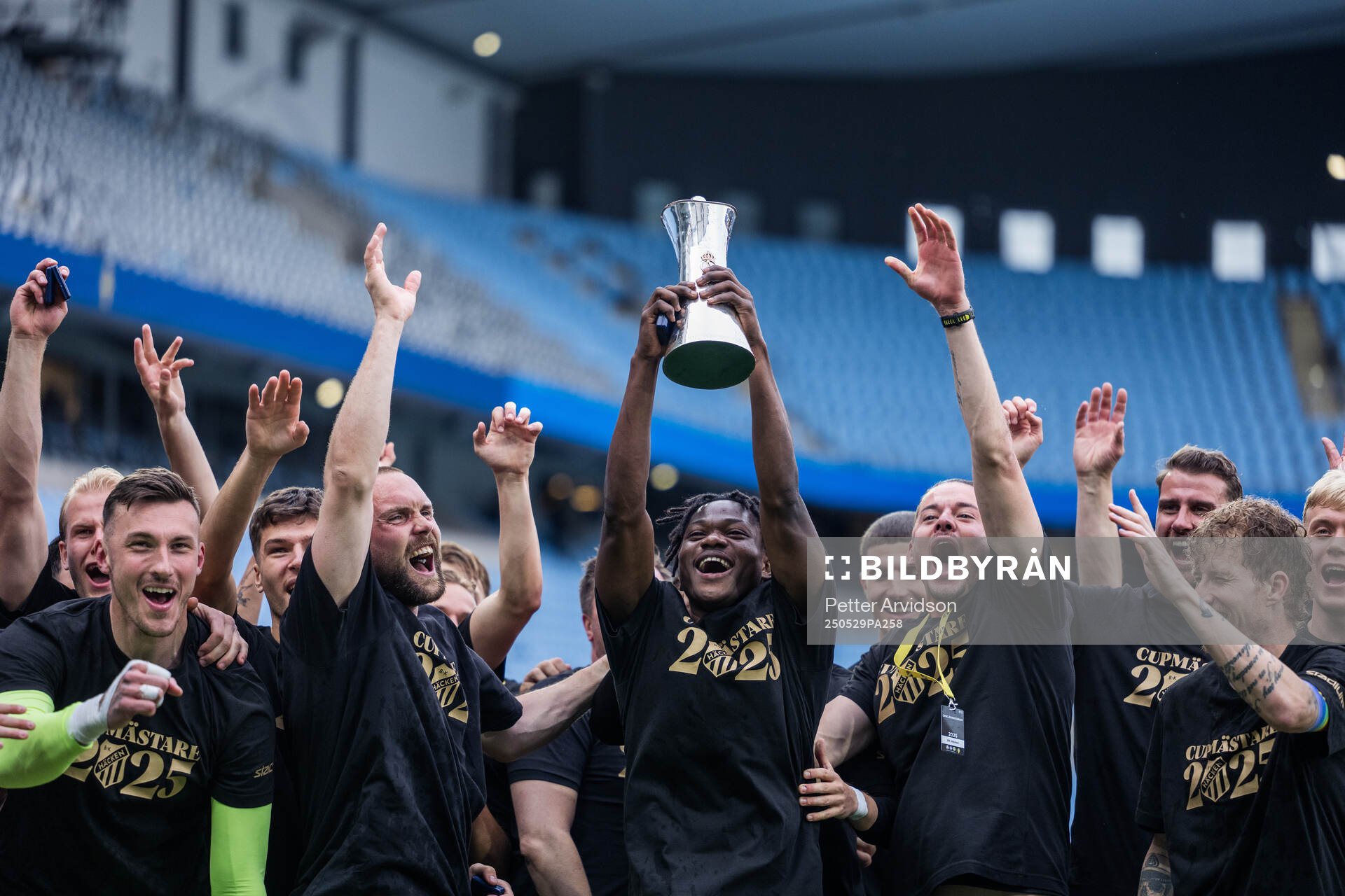 Häckens Severin Nioule jublar med Gustaf VI Adolfs pokal efter finalen i Svenska Cupen mellan Malmö FF och Häcken den 29 maj 2025 i Malmö.