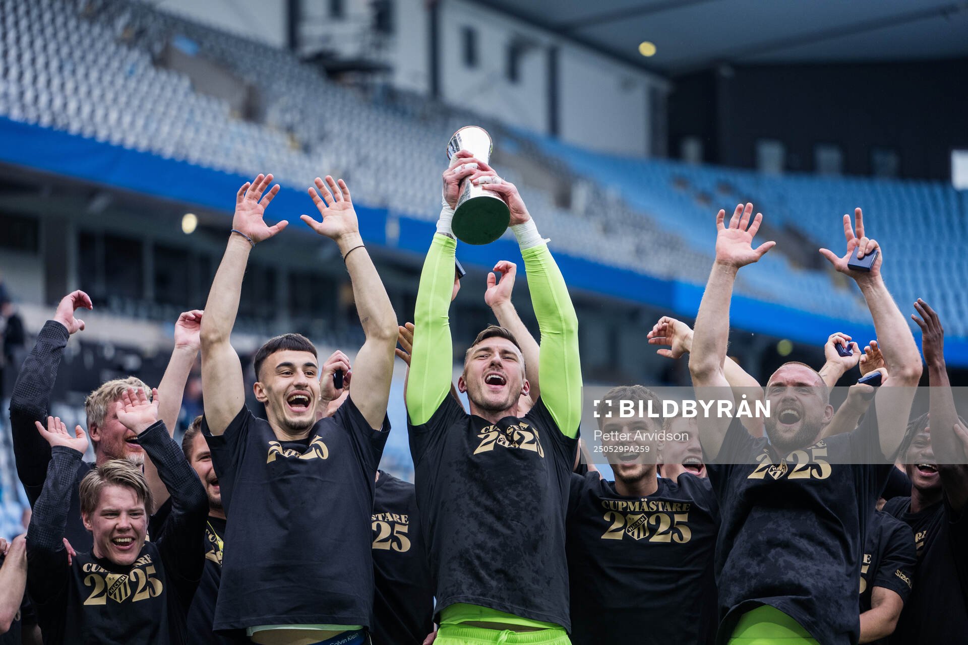 Häckens Srdjan Hrstic och målvakt Andreas Linde jublar med Gustaf VI Adolfs pokal efter finalen i Svenska Cupen mellan Malmö FF och Häcken den 29 maj 2025 i Malmö. 
