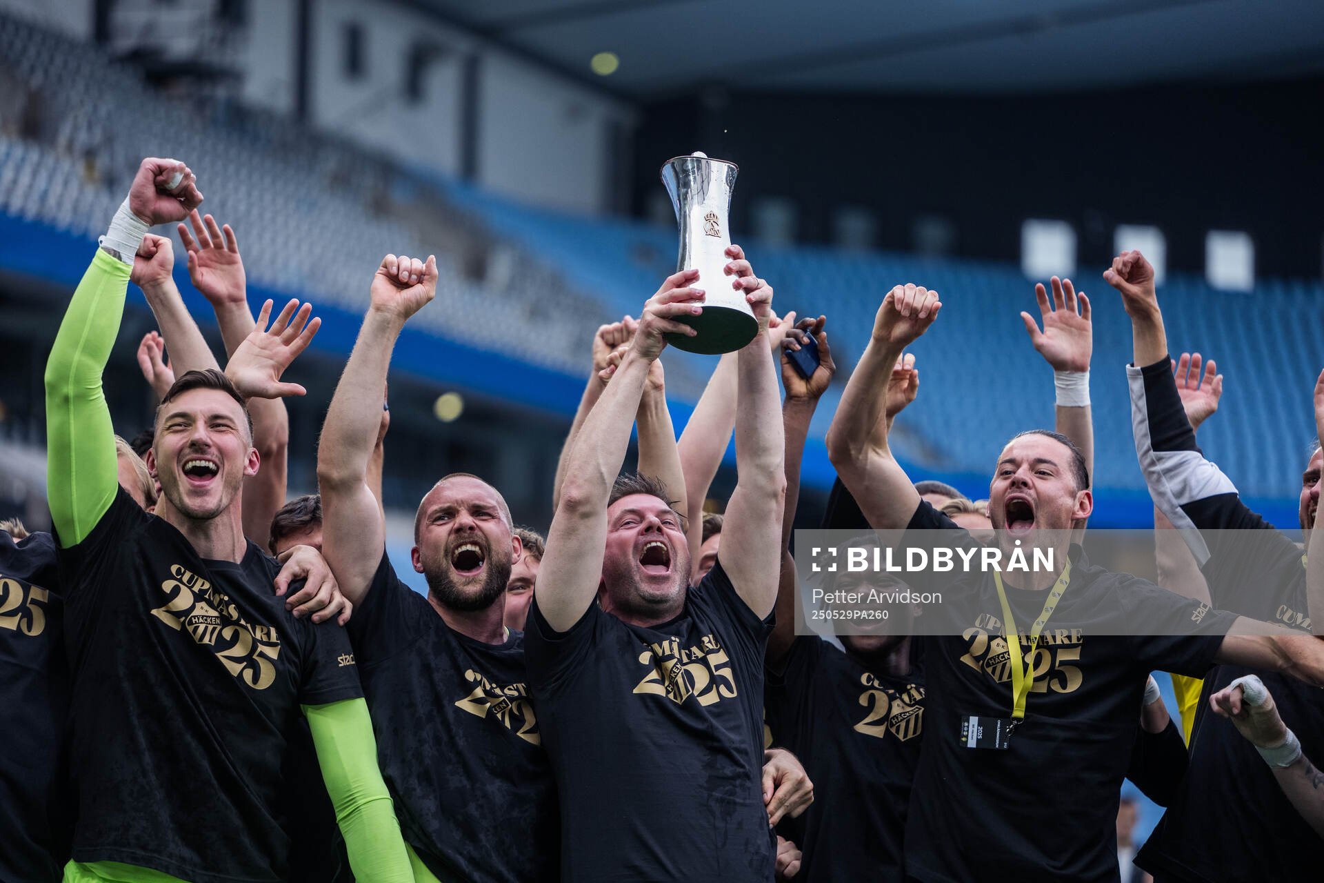 Häckens tränare Jens Gustafsson jublar med Gustaf VI Adolfs pokal efter finalen i Svenska Cupen mellan Malmö FF och Häcken den 29 maj 2025 i Malmö.