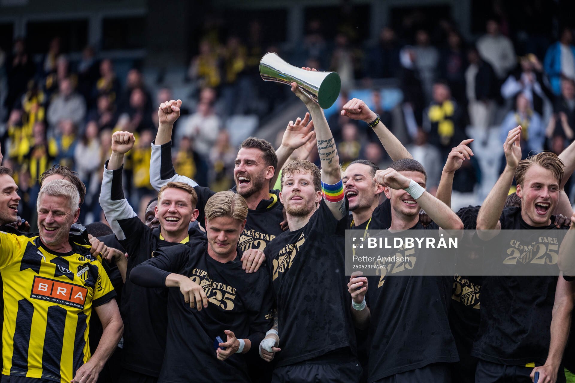 Häckens Simon Gustafson jublar med Gustaf VI Adolfs pokal efter finalen i Svenska Cupen mellan Malmö FF och Häcken den 29 maj 2025 i Malmö.