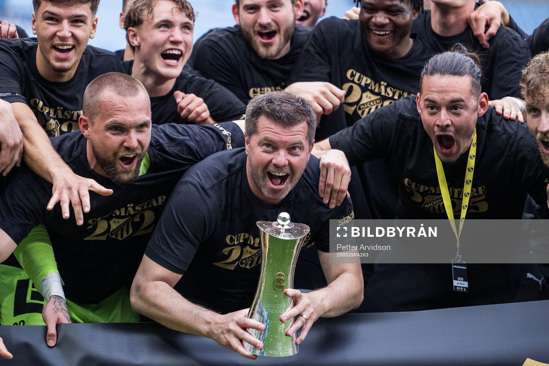 Häckens tränare Jens Gustafsson jublar med Gustaf VI Adolfs pokal efter finalen i Svenska Cupen mellan Malmö FF och Häcken den 29 maj 2025 i Malmö.