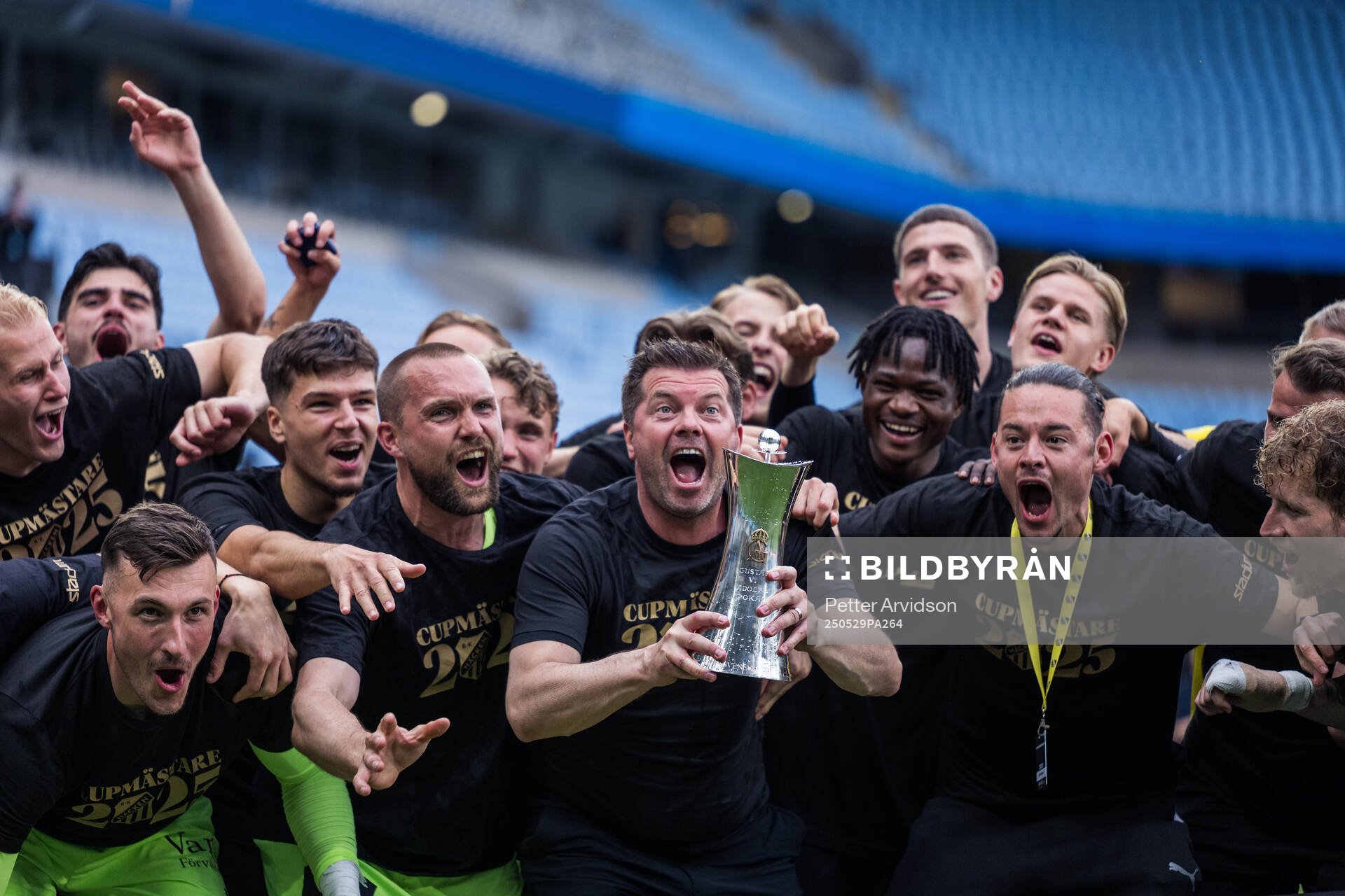 Häckens tränare Jens Gustafsson jublar med Gustaf VI Adolfs pokal efter finalen i Svenska Cupen mellan Malmö FF och Häcken den 29 maj 2025 i Malmö.