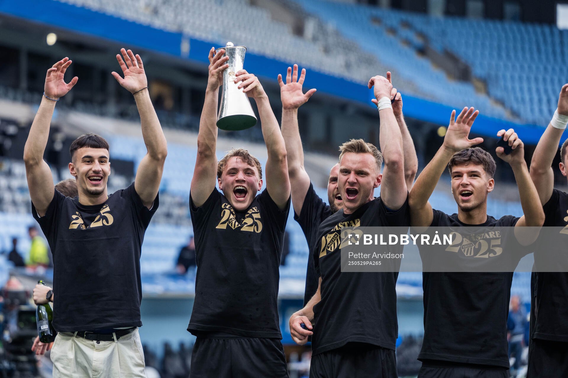 Häckens Srdjan Hrstic, Filip Öhman och Marius Lode jublar med Gustaf VI Adolfs pokal efter finalen i Svenska Cupen mellan Malmö FF och Häcken den 29 maj 2025 i Malmö.