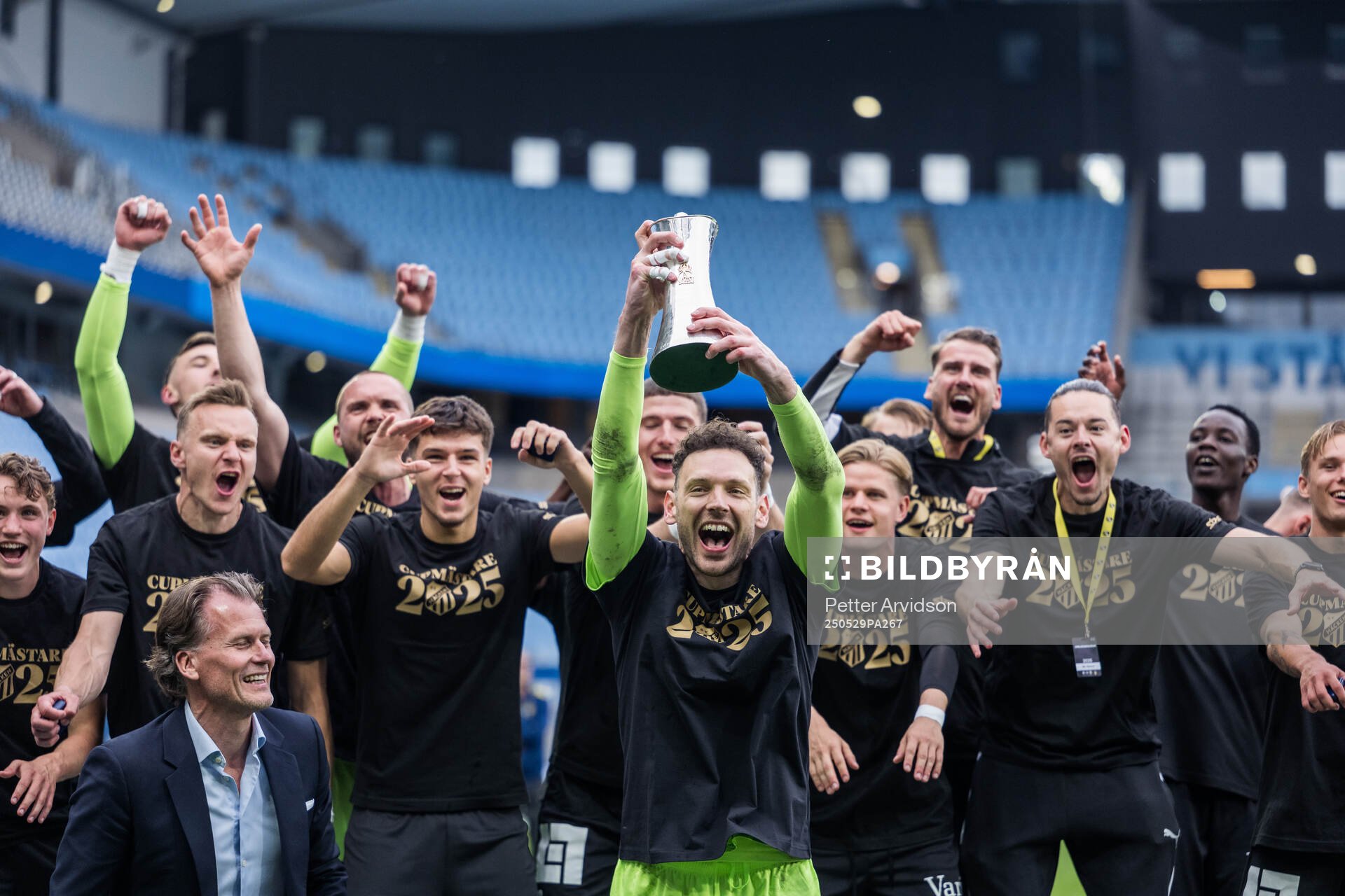 Häckens målvakt Etrit Berisha jublar med Gustaf VI Adolfs pokal efter finalen i Svenska Cupen mellan Malmö FF och Häcken den 29 maj 2025 i Malmö.