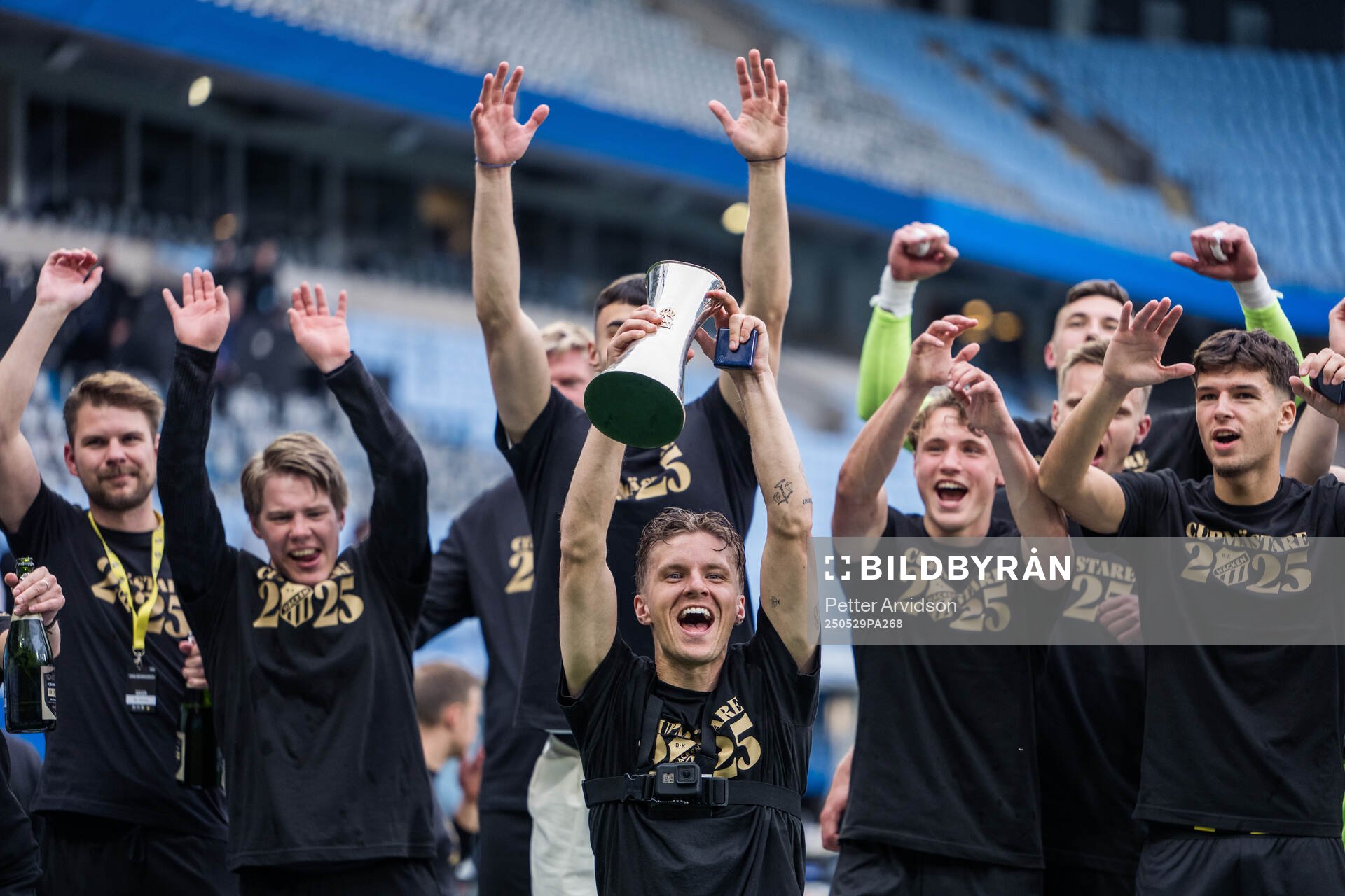 Häckens Samuel Leach Holm jublar med Gustaf VI Adolfs pokal efter finalen i Svenska Cupen mellan Malmö FF och Häcken den 29 maj 2025 i Malmö.