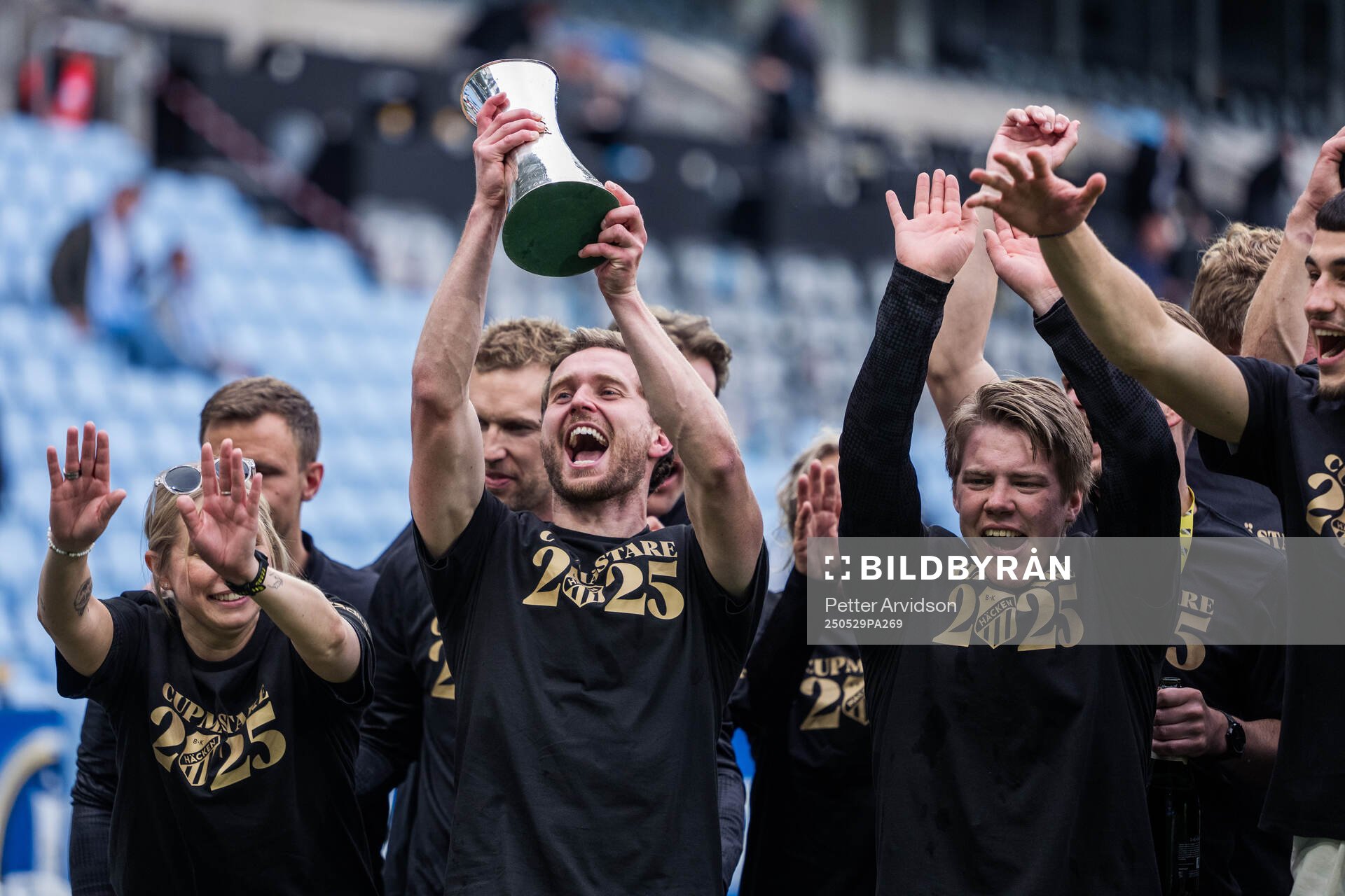 Häckens Adam Lundkvist jublar med Gustaf VI Adolfs pokal efter finalen i Svenska Cupen mellan Malmö FF och Häcken den 29 maj 2025 i Malmö.