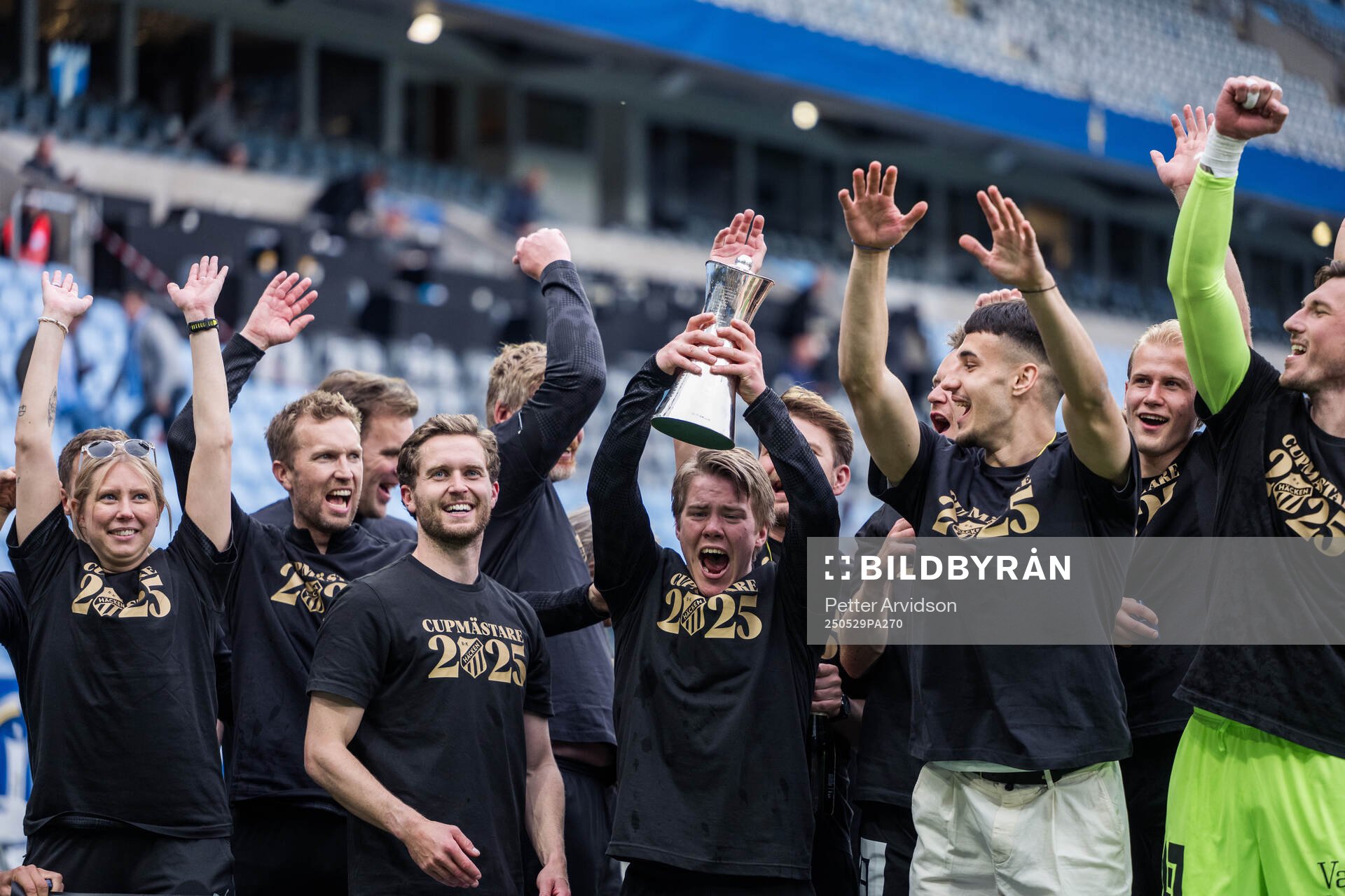 Häckens materialare Petrus Karlström jublar med Gustaf VI Adolfs pokal efter finalen i Svenska Cupen mellan Malmö FF och Häcken den 29 maj 2025 i Malmö.
