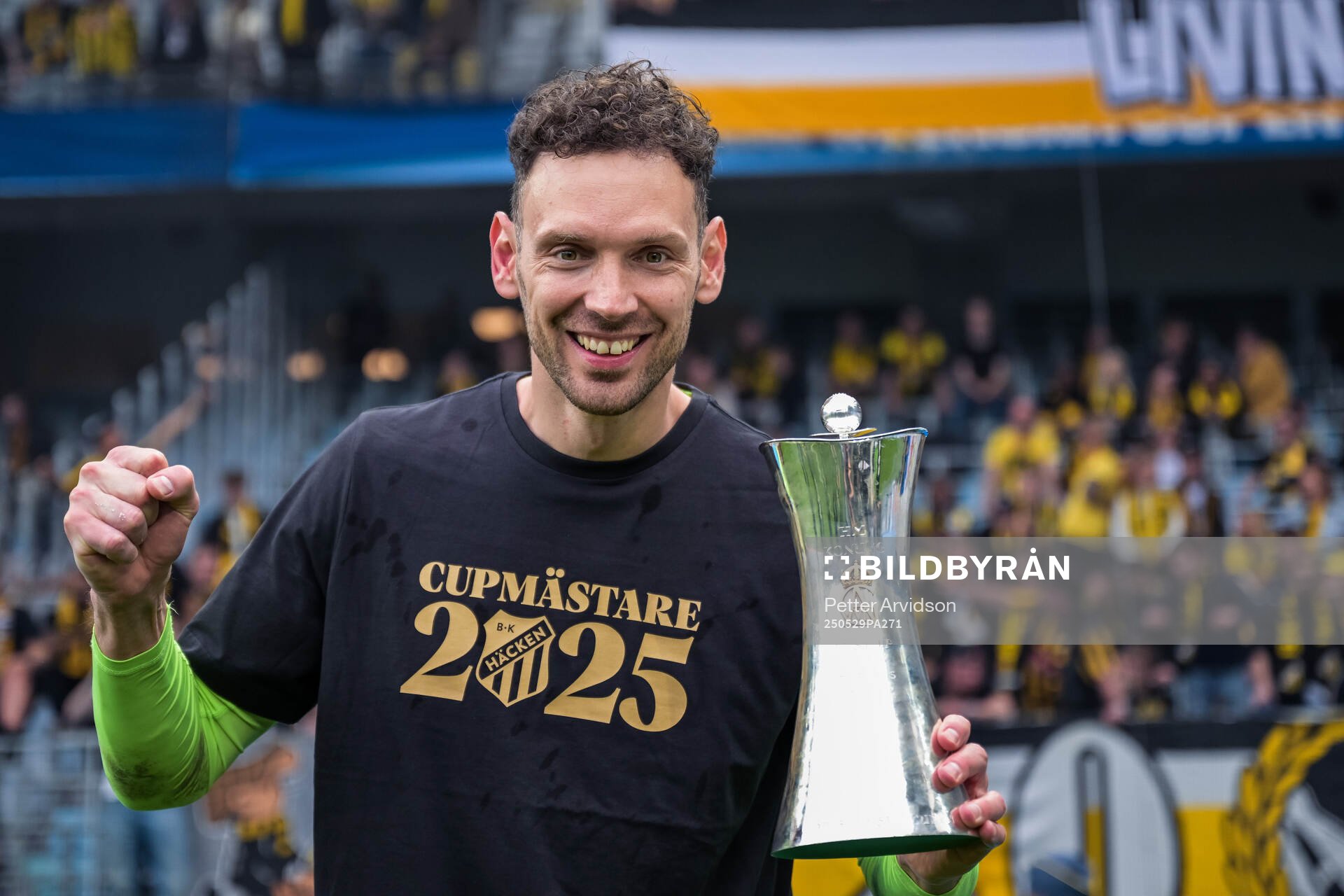 Häckens målvakt Etrit Berisha jublar med Gustaf VI Adolfs pokal efter finalen i Svenska Cupen mellan Malmö FF och Häcken den 29 maj 2025 i Malmö.