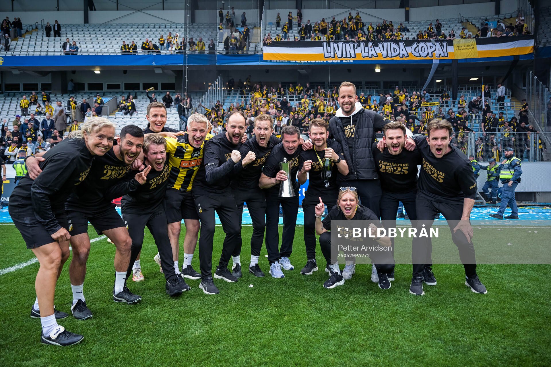 Häckens tränare Jens Gustafsson med sin stab jublar med Gustaf VI Adolfs pokal efter finalen i Svenska Cupen mellan Malmö FF och Häcken den 29 maj 2025 i Malmö.