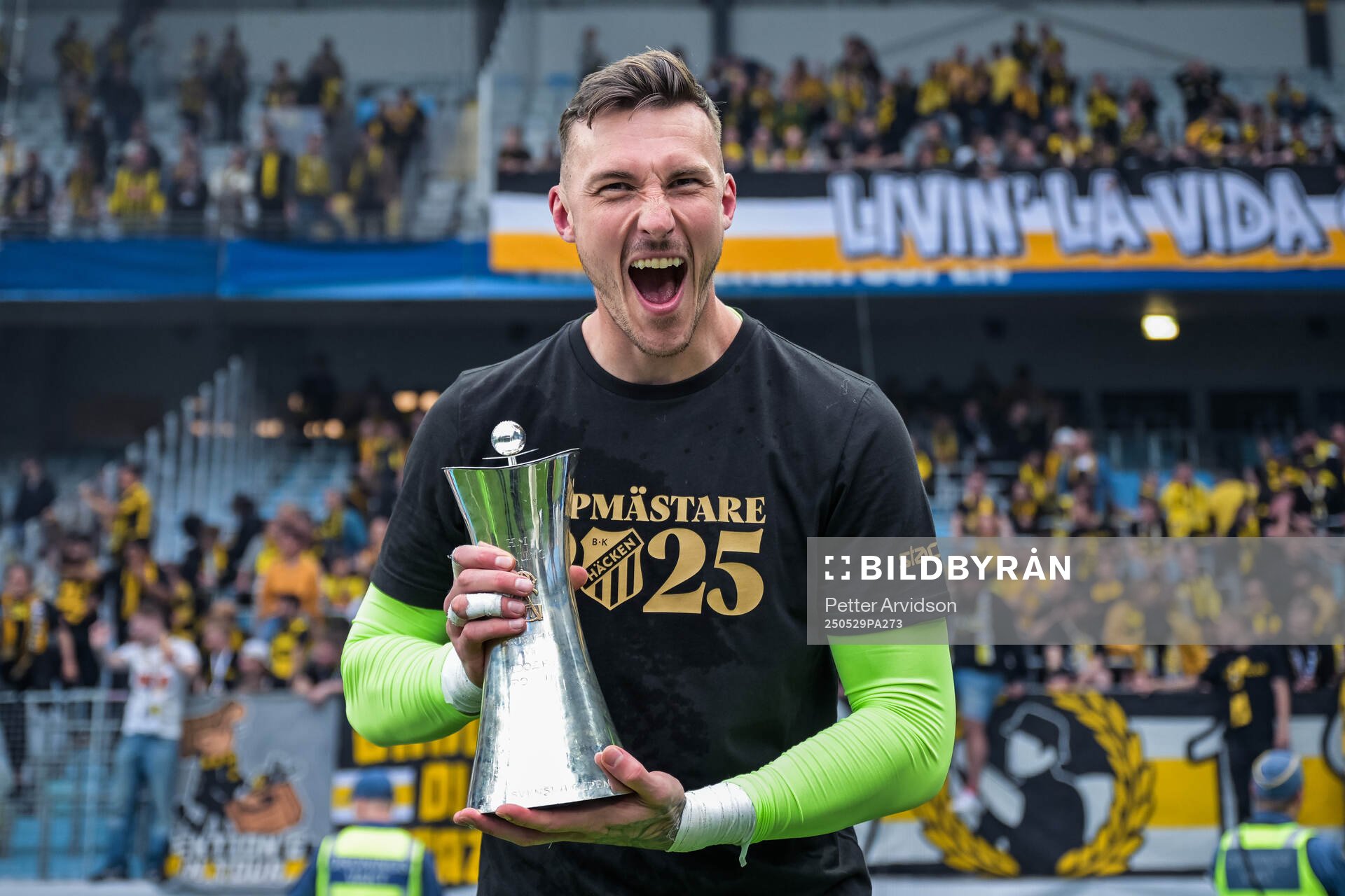 Häckens målvakt Andreas Linde jublar med Gustaf VI Adolfs pokal efter finalen i Svenska Cupen mellan Malmö FF och Häcken den 29 maj 2025 i Malmö.