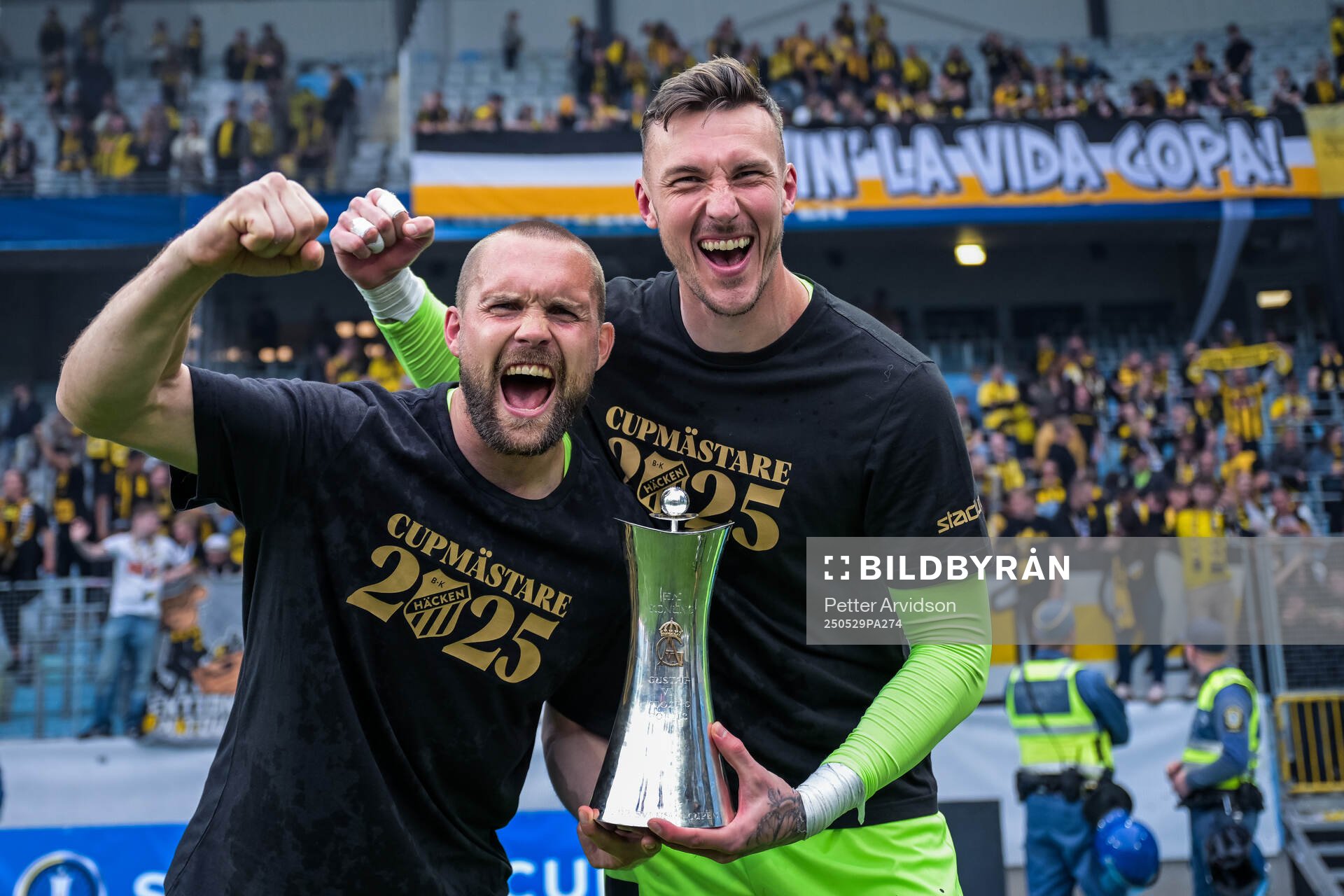 Häckens målvakt Oscar Jansson och målvakt Andreas Linde jublar med Gustaf VI Adolfs pokal efter finalen i Svenska Cupen mellan Malmö FF och Häcken den 29 maj 2025 i Malmö.