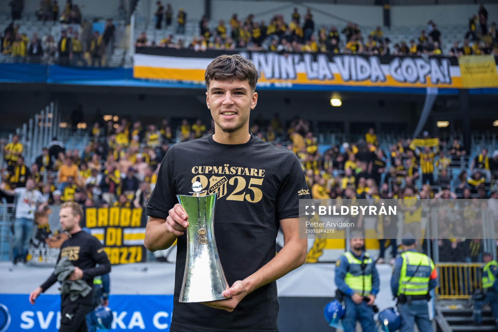 Häckens Nikola Mitrovic jublar med Gustaf VI Adolfs pokal efter finalen i Svenska Cupen mellan Malmö FF och Häcken den 29 maj 2025 i Malmö.