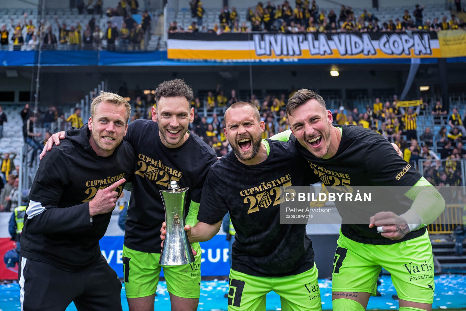 Häckens målvakt Peter Abrahamsson, målvakt Etrit Berisha, målvakt Oscar Jansson och målvakt Andreas Linde jublar med Gustaf VI Adolfs pokal efter finalen i Svenska Cupen mellan Malmö FF och Häcken den 29 maj 2025 i Malmö.